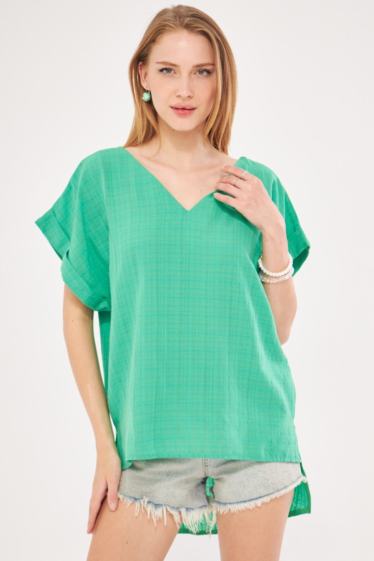 Kadın Açık Yeşil V Yaka Yanları Yırtmaçlı Arkası Uzun Duble Kol Detaylı Oversize Bluz ARM-24Y001074