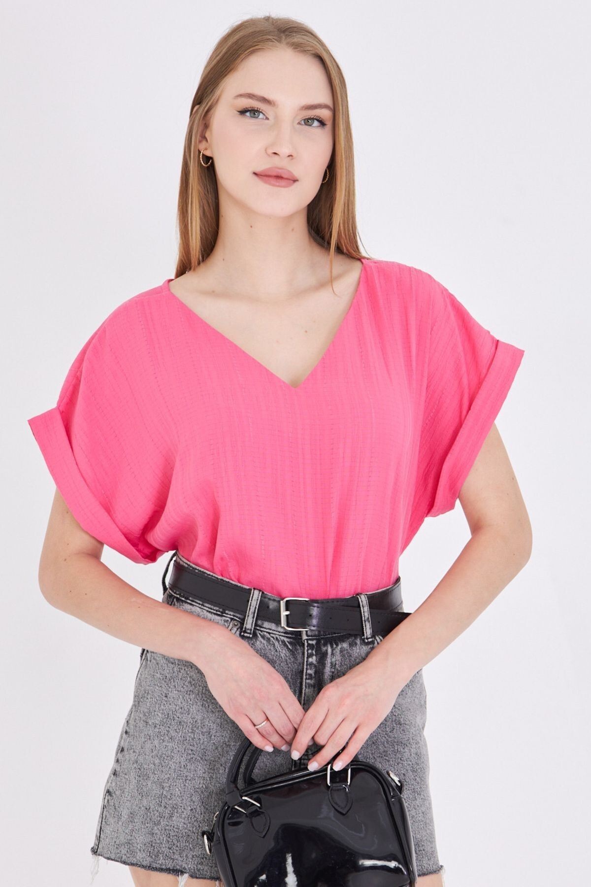 Kadın Fuşya V Yaka Yanları Yırtmaçlı Arkası Uzun Duble Kol Detaylı Oversize Bluz ARM-24Y001074