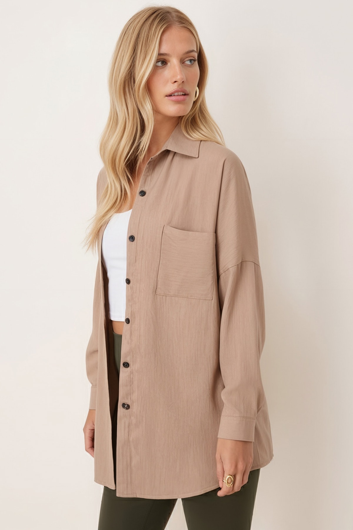 Kadın Bej Cepli Oversize İnce Fitilli Kadife Gömlek ARM-24K001076