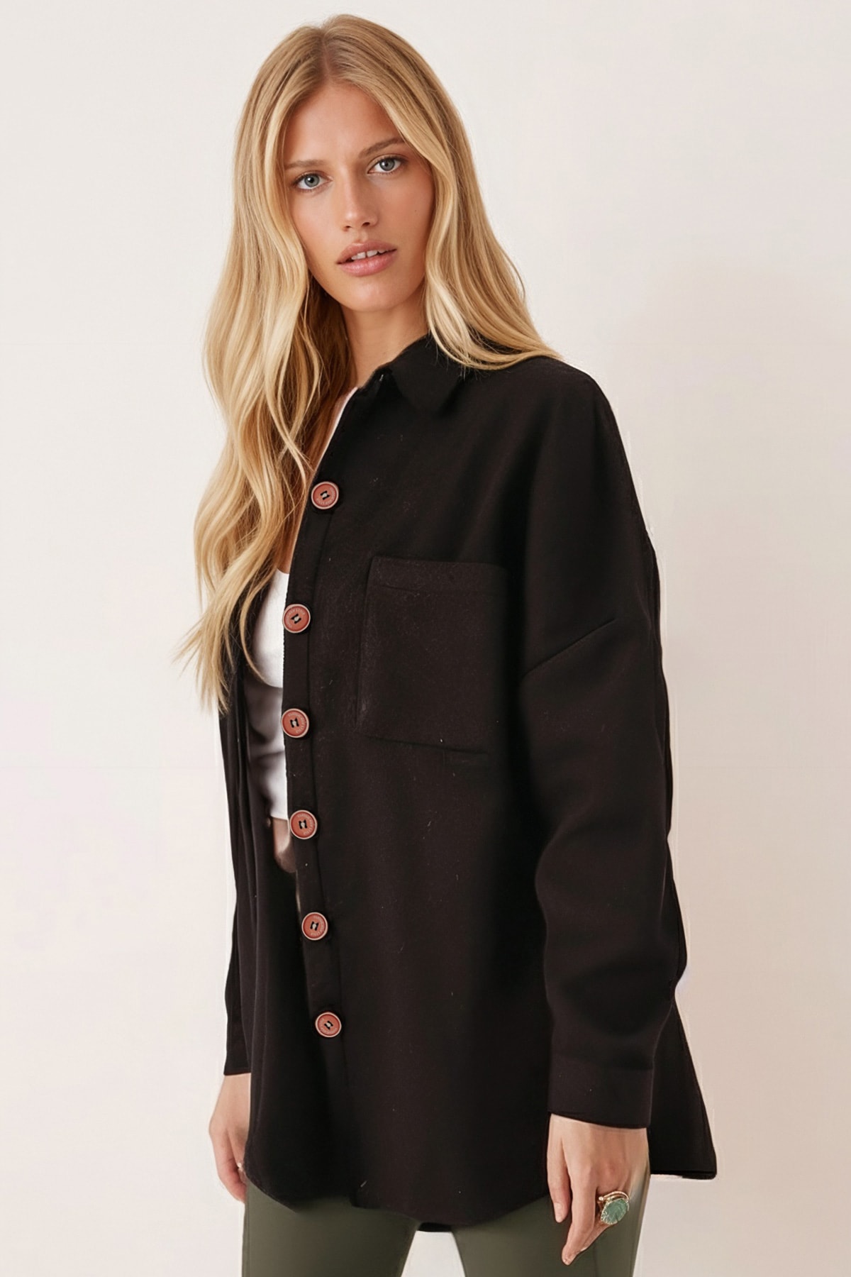 Kadın Acı Kahve Oversize Kaşe Cepli Gömlek ARM-22Y001156