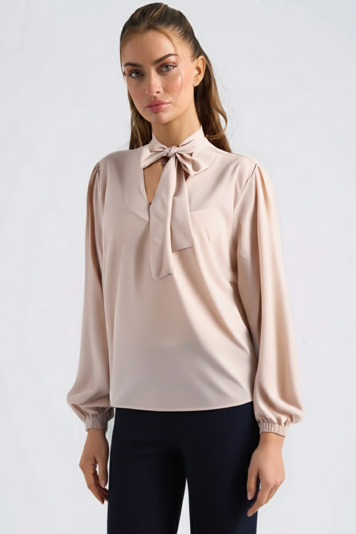 Kadın Açık Bej Yakası Bağlamalı Kolu Lastikli Bluz ARM-25K001096