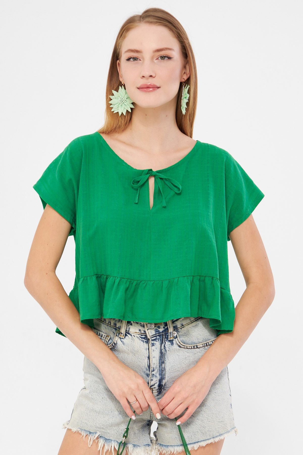 Kadın Yeşil Yarasa Kol Yakası Bağlamalı Eteği Fırfırlı Oversize Crop Bluz ARM-24Y001088