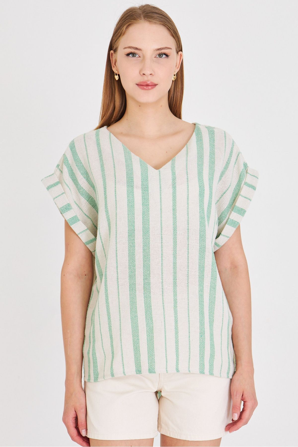 Kadın Açık Yeşil V Yaka Yanları Yırtmaçlı Arkası Uzun Duble Kol Detaylı Oversize Bluz ARM-25Y001056