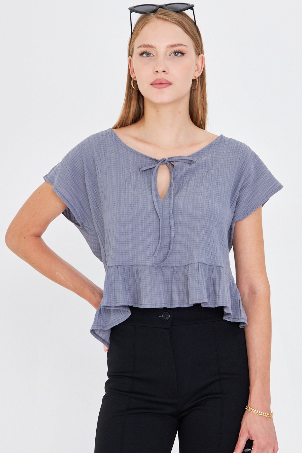 Kadın Gri Yarasa Kol Yakası Bağlamalı Eteği Fırfırlı Oversize Crop Bluz ARM-24Y001088