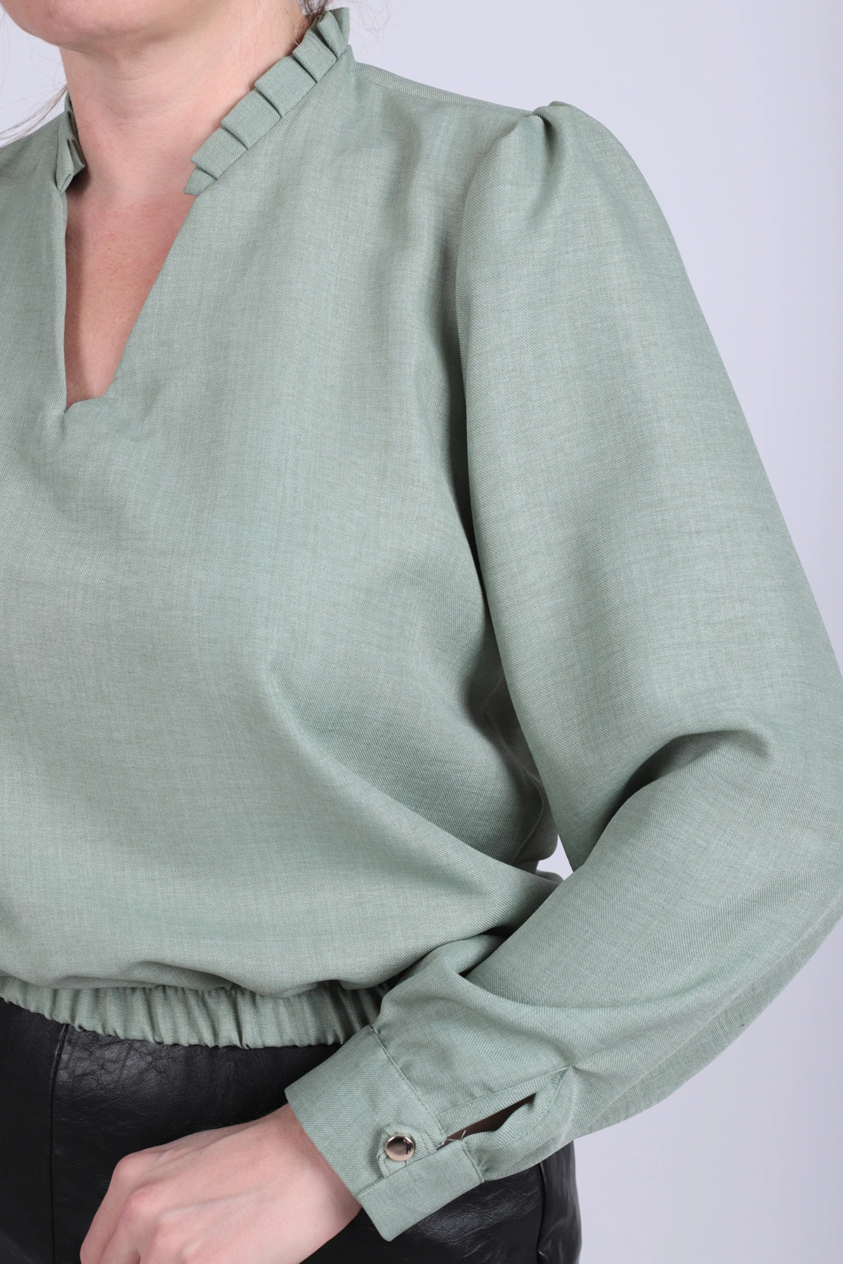 Kadın Mint V Yaka Yakası Pile Detaylı Beli Lastikli Manşetli Bluz ARM-26K001020