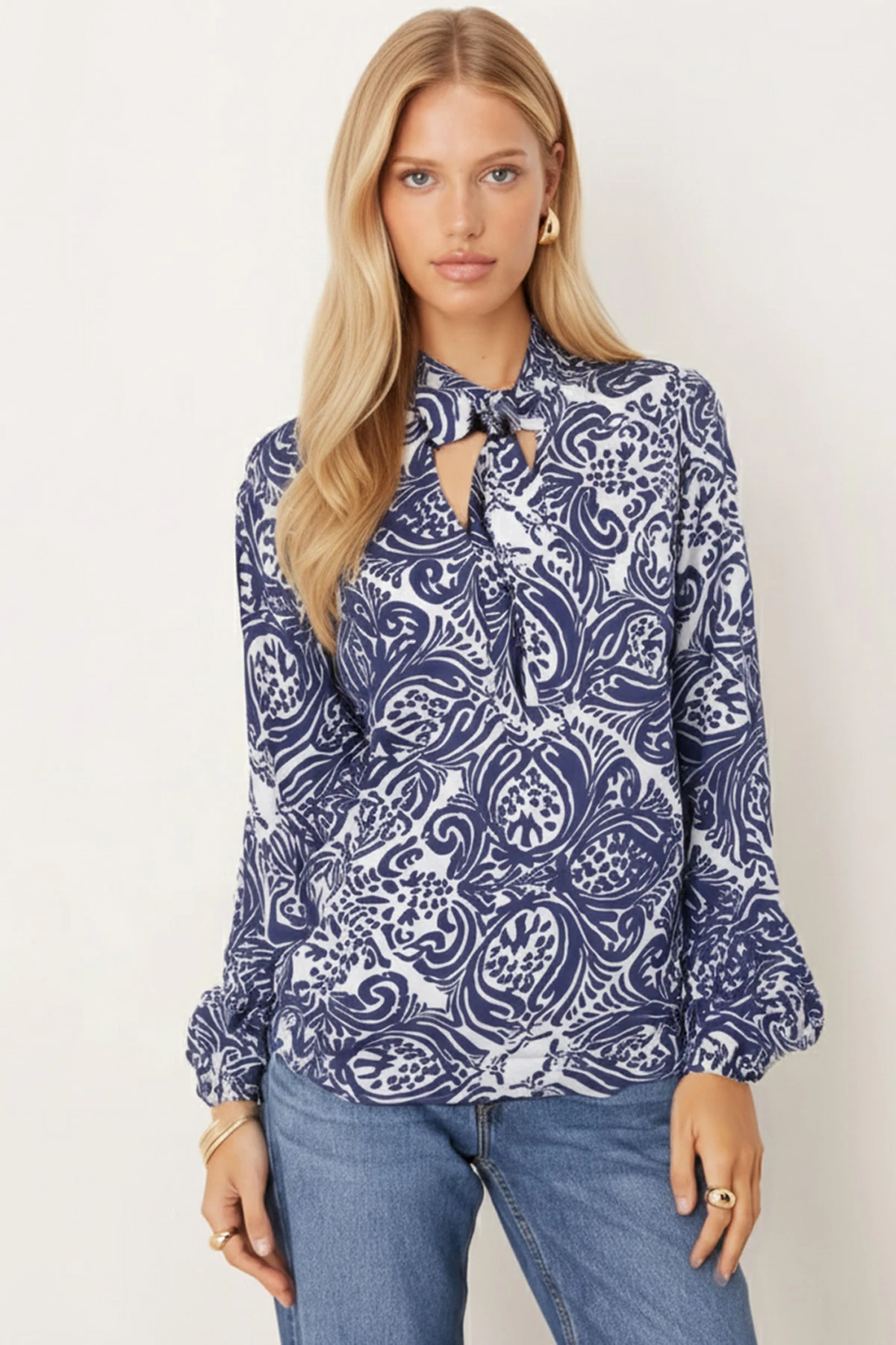 Kadın Lacivert-Beyaz Yakası Bağlamalı Kolu Lastikli Bluz ARM-25K001096