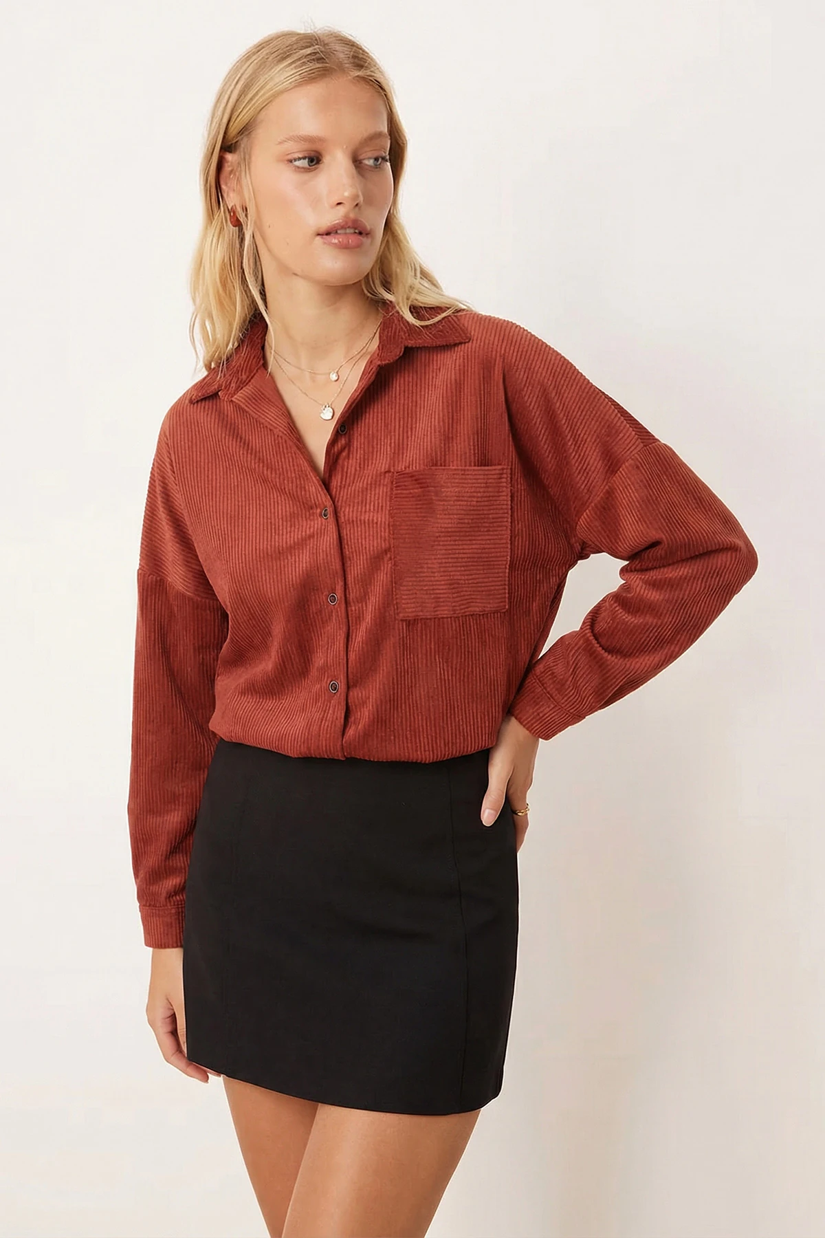 Kadın Koyu Kiremit Cepli Oversize İnce Fitilli Kadife Gömlek ARM-24K001076