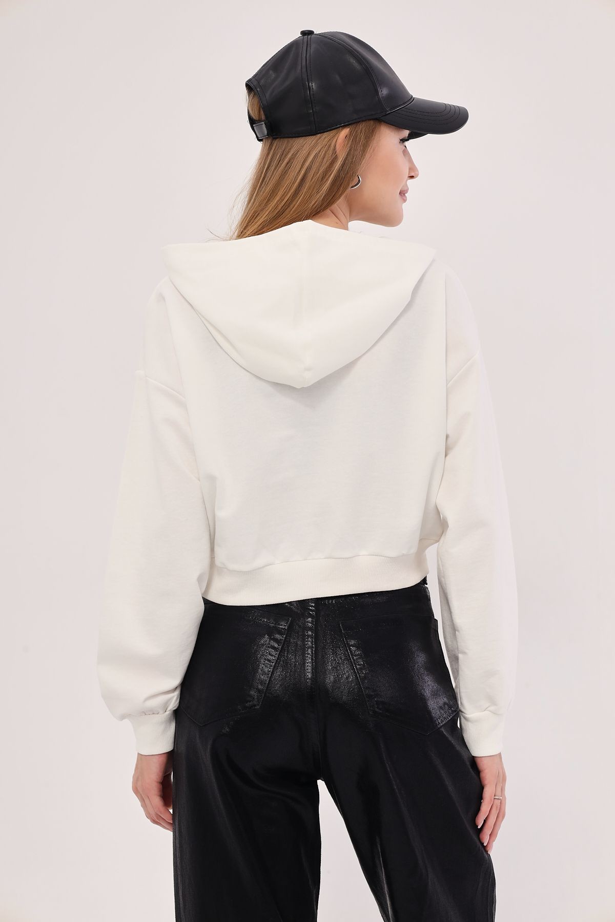 Kadın Beyaz Önü Yazılı Kapüşonlu Crop Sweatshirt ARM-25K001028