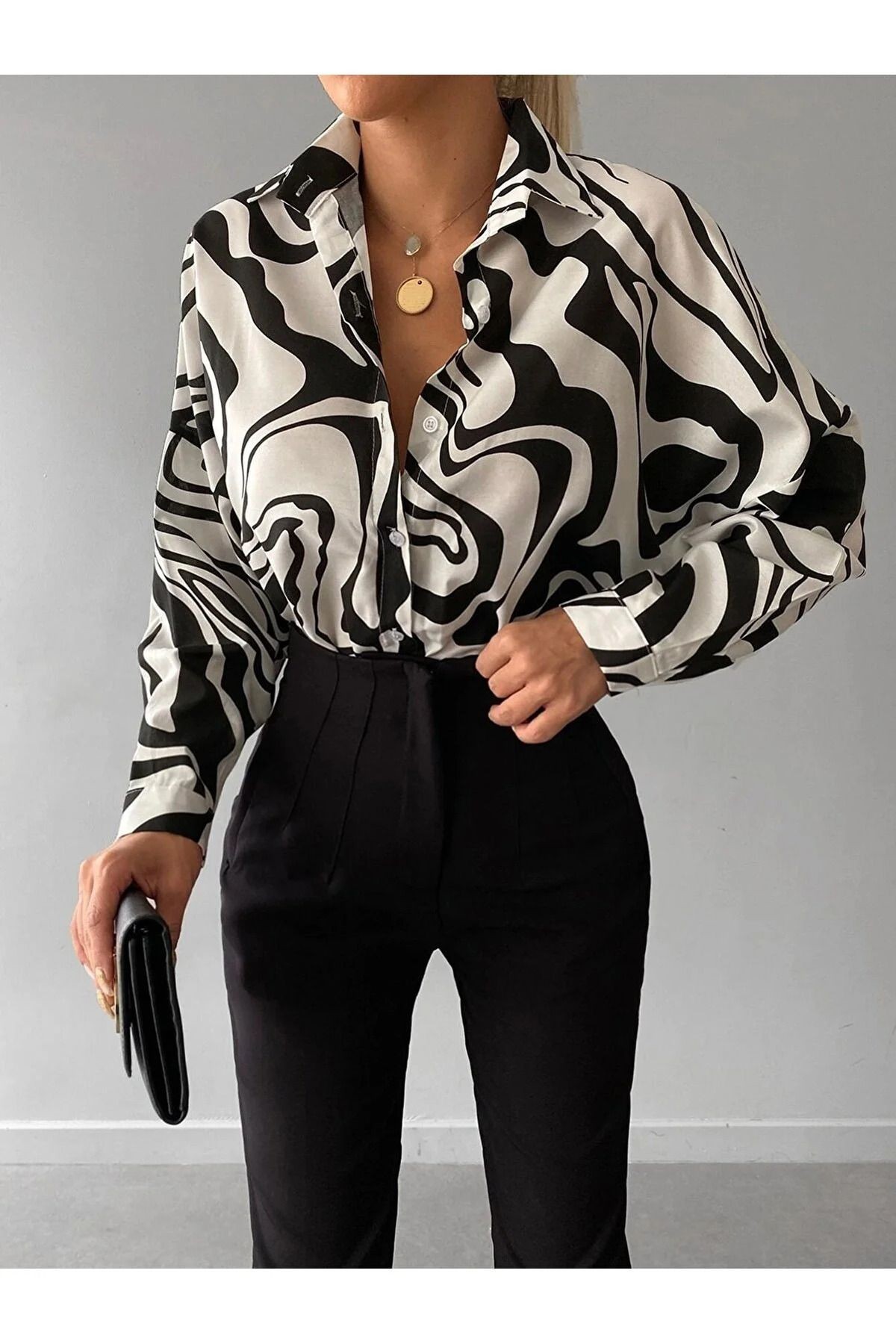 Kadın Siyah Desenli Oversize Uzun Basic Gömlek Arm-22Y001148