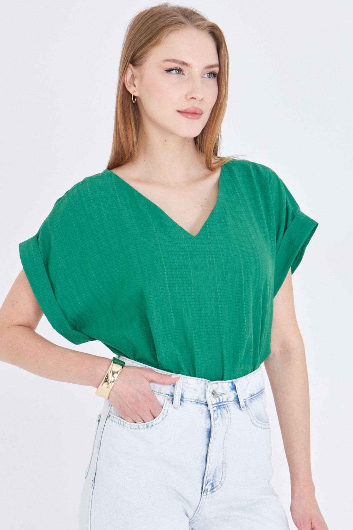 Kadın Koyu Yeşil V Yaka Yanları Yırtmaçlı Arkası Uzun Duble Kol Detaylı Oversize Bluz ARM-24Y001074