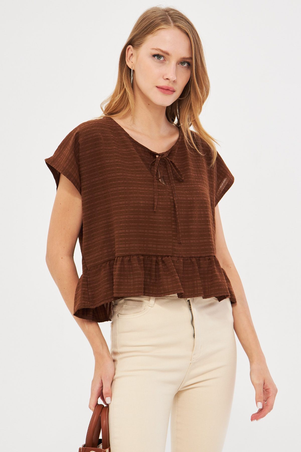 Kadın Kahve Yarasa Kol Yakası Bağlamalı Eteği Fırfırlı Oversize Crop Bluz ARM-24Y001088