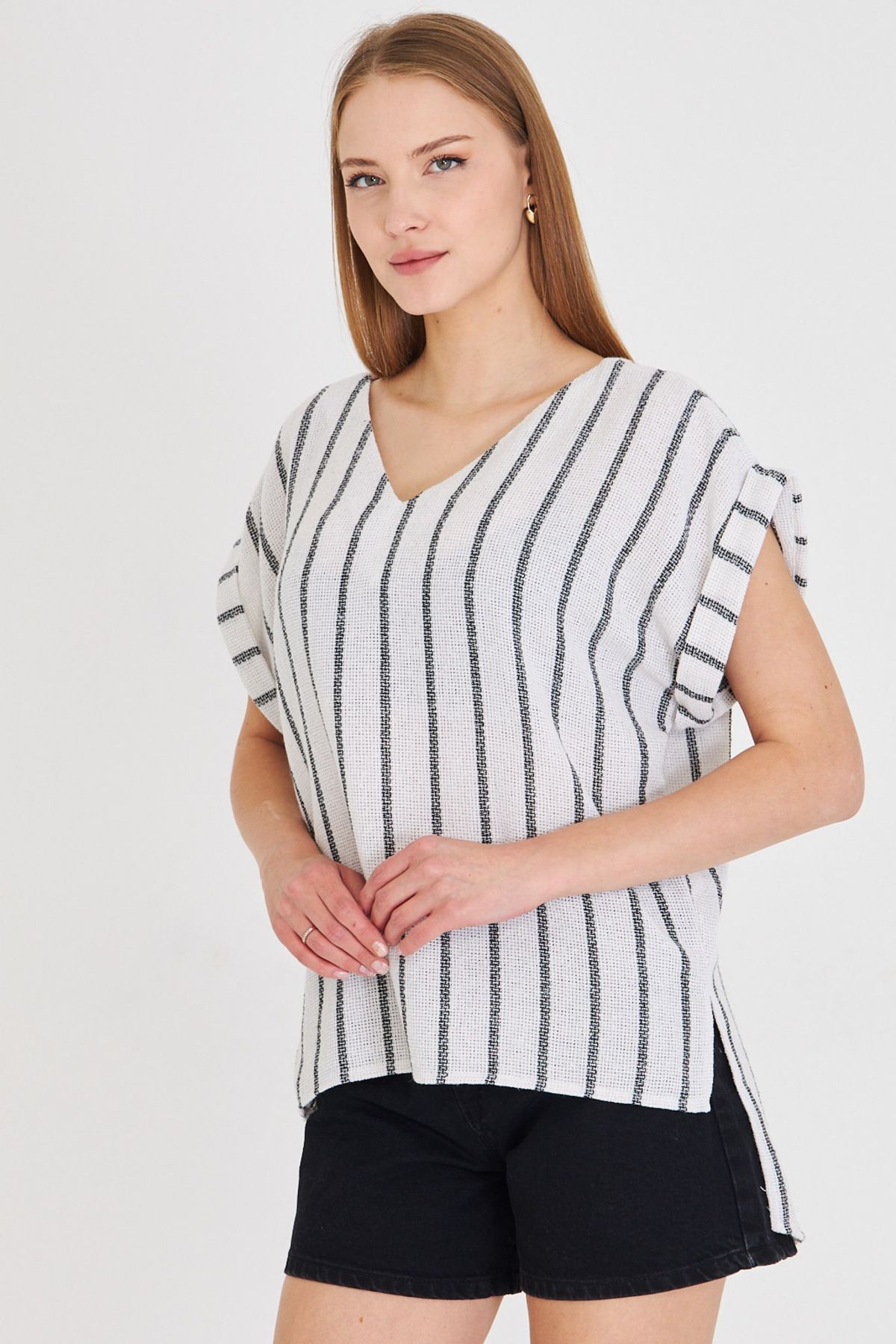 Kadın Siyah V Yaka Yanları Yırtmaçlı Arkası Uzun Duble Kol Detaylı Oversize Bluz ARM-25Y001056