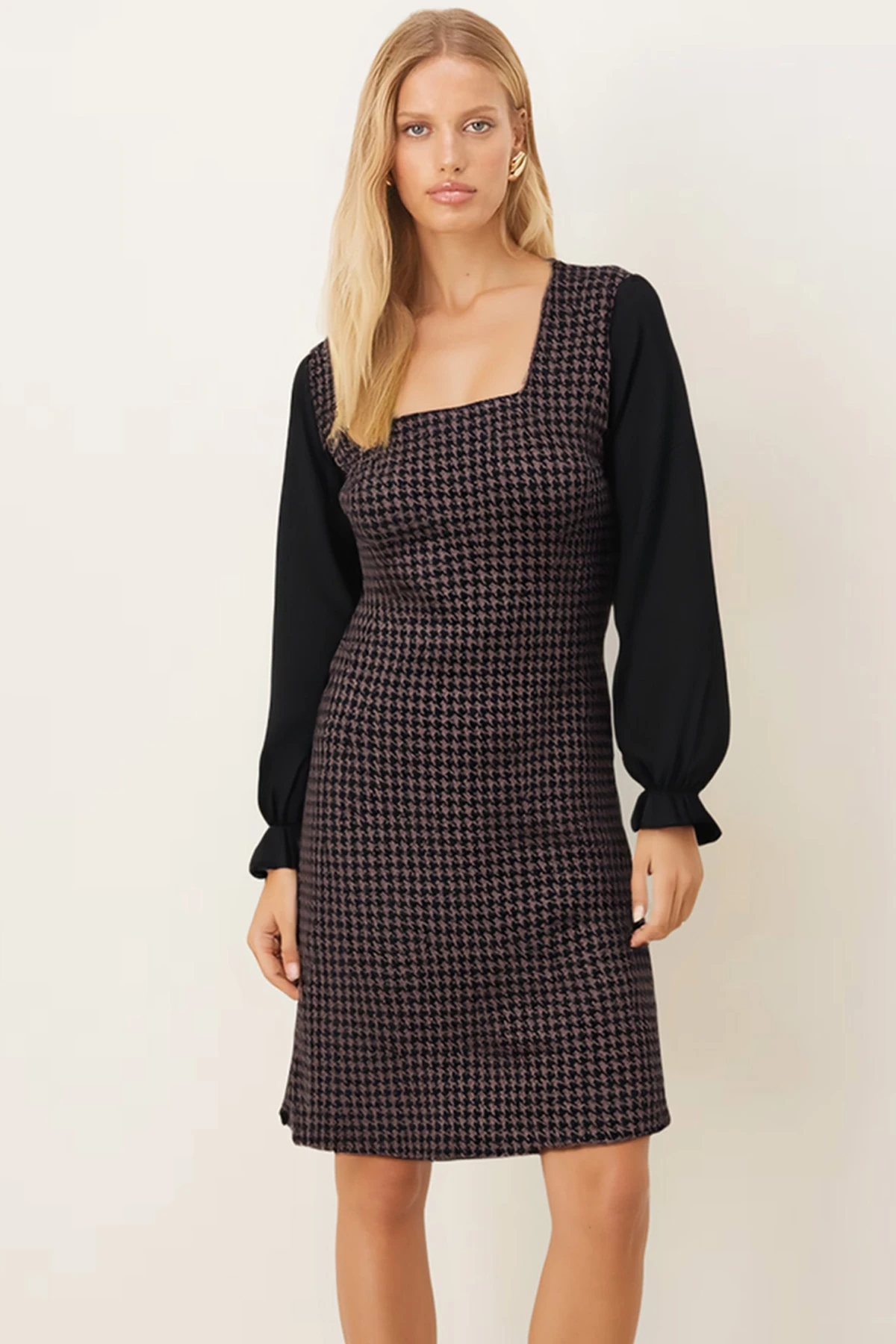 Kadın Vizon-Siyah Ekoseli Kare Yaka Uzun Kol Elbise ARM-22Y001182