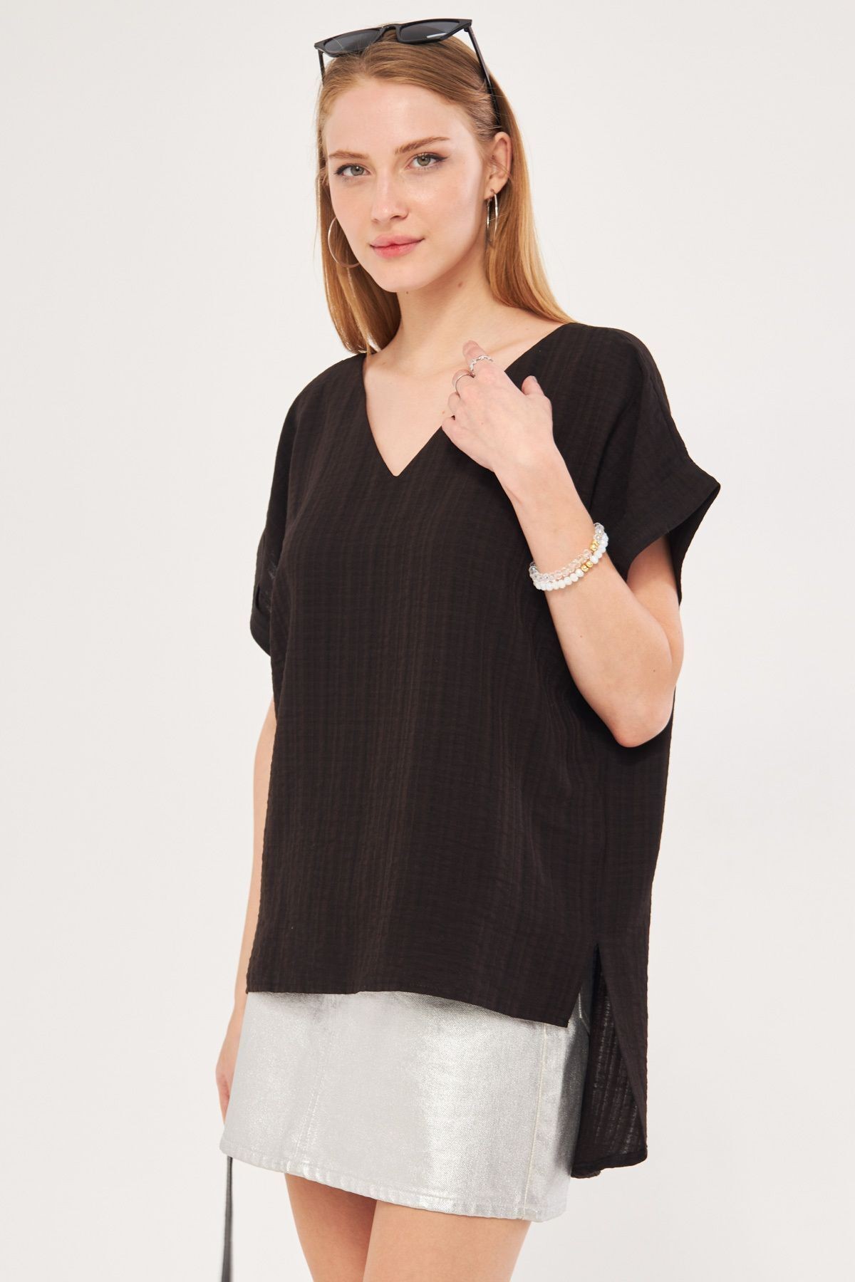 Kadın Siyah V Yaka Yanları Yırtmaçlı Arkası Uzun Duble Kol Detaylı Oversize Bluz ARM-24Y001074