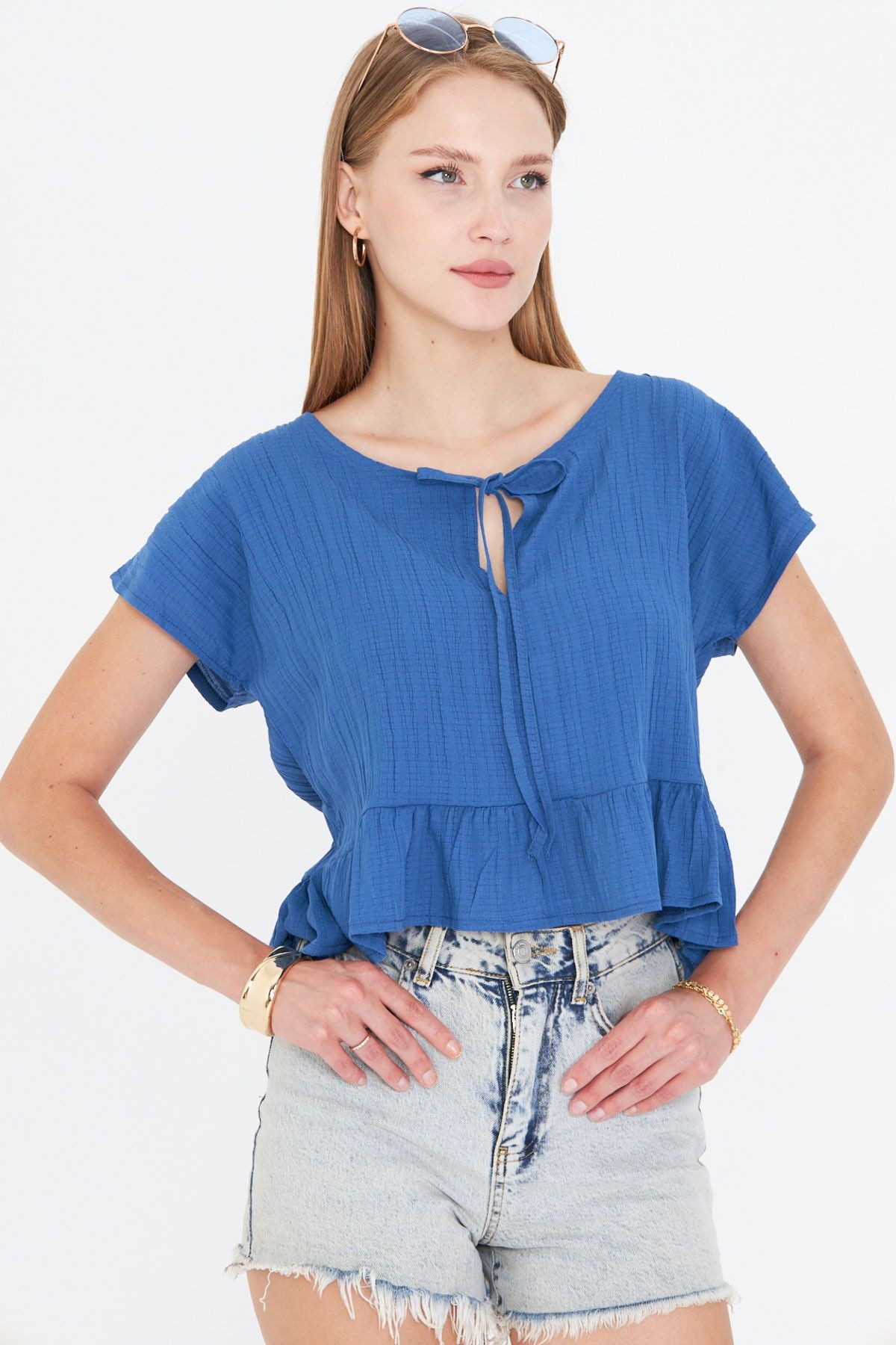 Kadın Koyu Mavi Yarasa Kol Yakası Bağlamalı Eteği Fırfırlı Oversize Crop Bluz ARM-24Y001088
