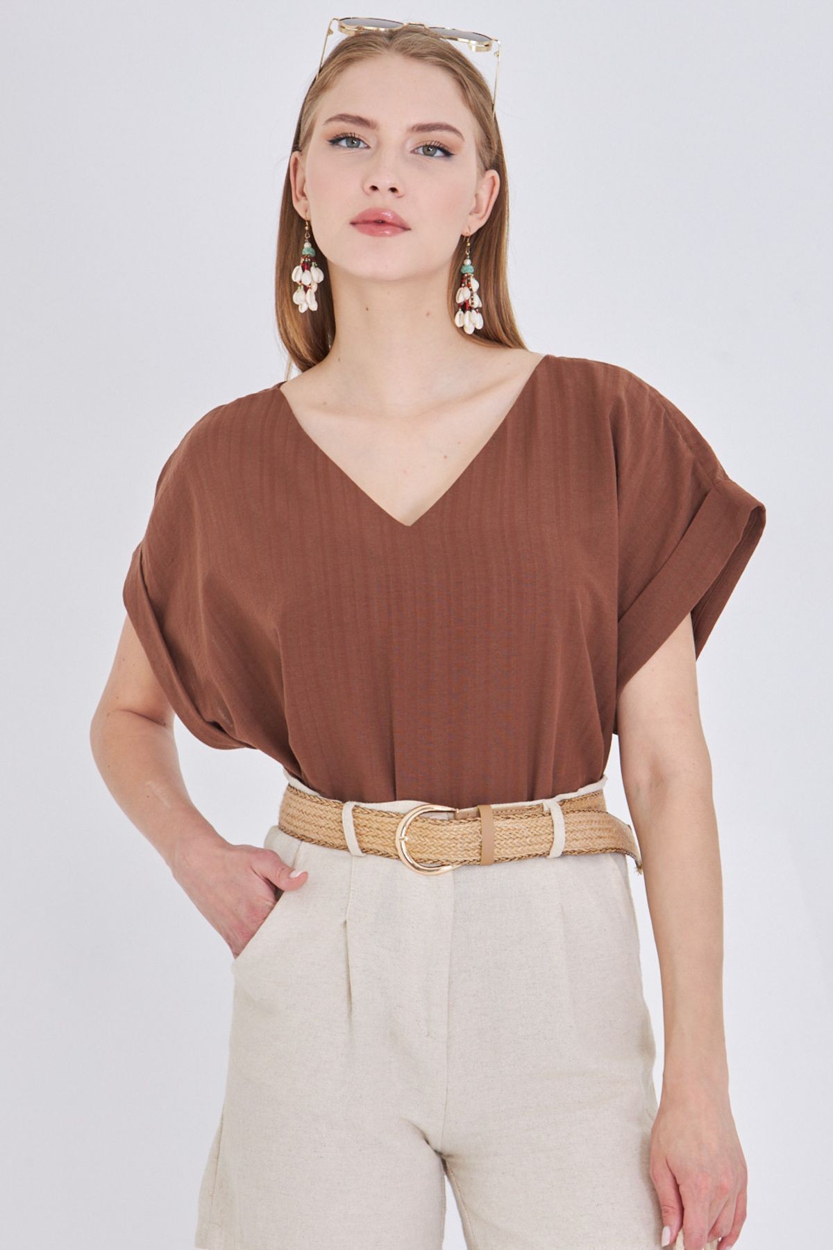 Kadın Açık Kahve V Yaka Yanları Yırtmaçlı Arkası Uzun Duble Kol Detaylı Oversize Bluz ARM-24Y001074