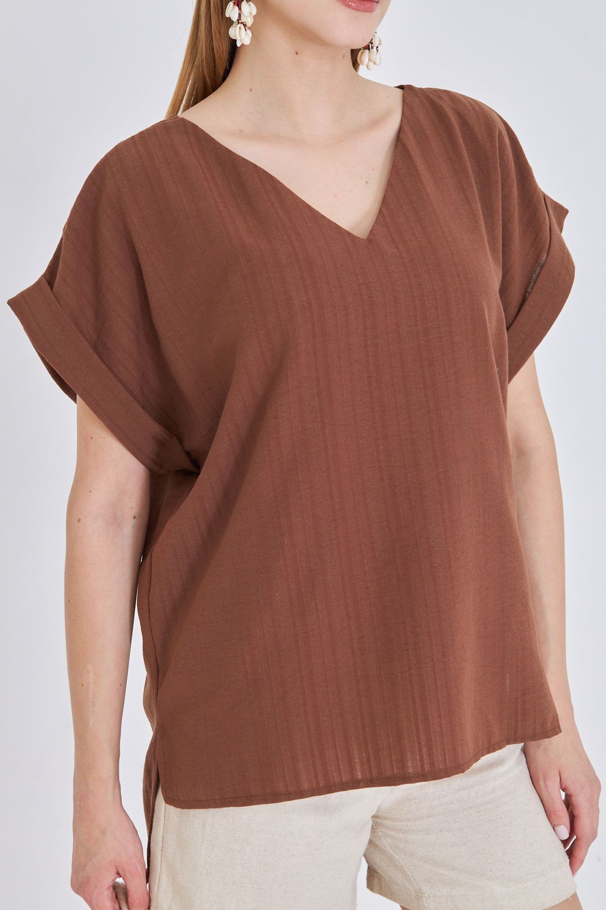 Kadın Açık Kahve V Yaka Yanları Yırtmaçlı Arkası Uzun Duble Kol Detaylı Oversize Bluz ARM-24Y001074