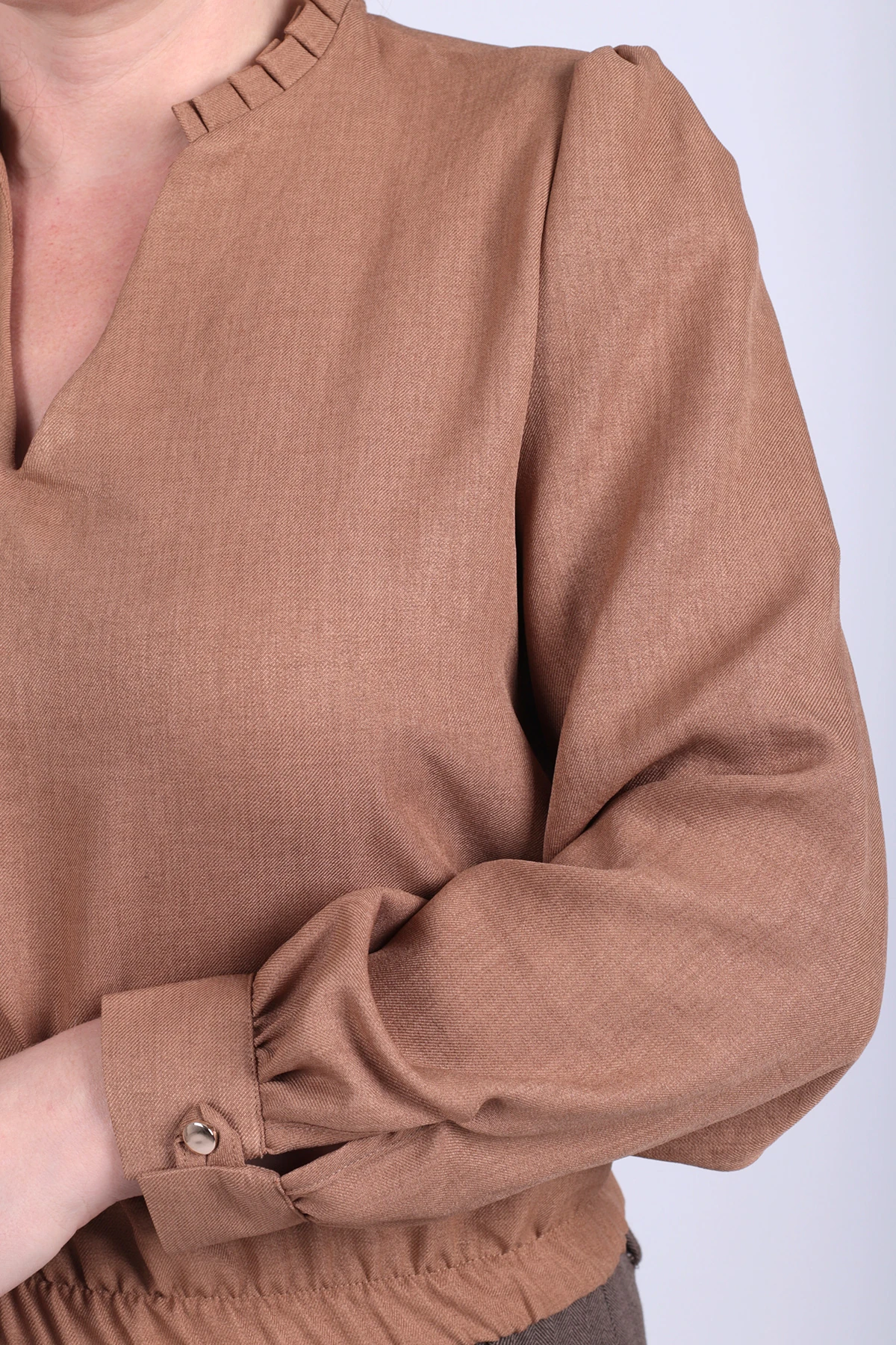 Kadın Vizon V Yaka Yakası Pile Detaylı Beli Lastikli Manşetli Bluz ARM-26K001020