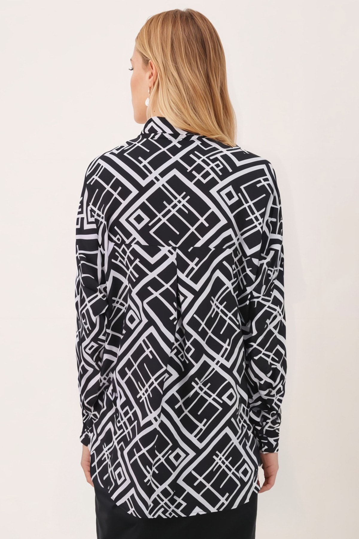 Kadın Siyah Kare Desen Oversize Uzun Basic Gömlek Arm-22Y001144