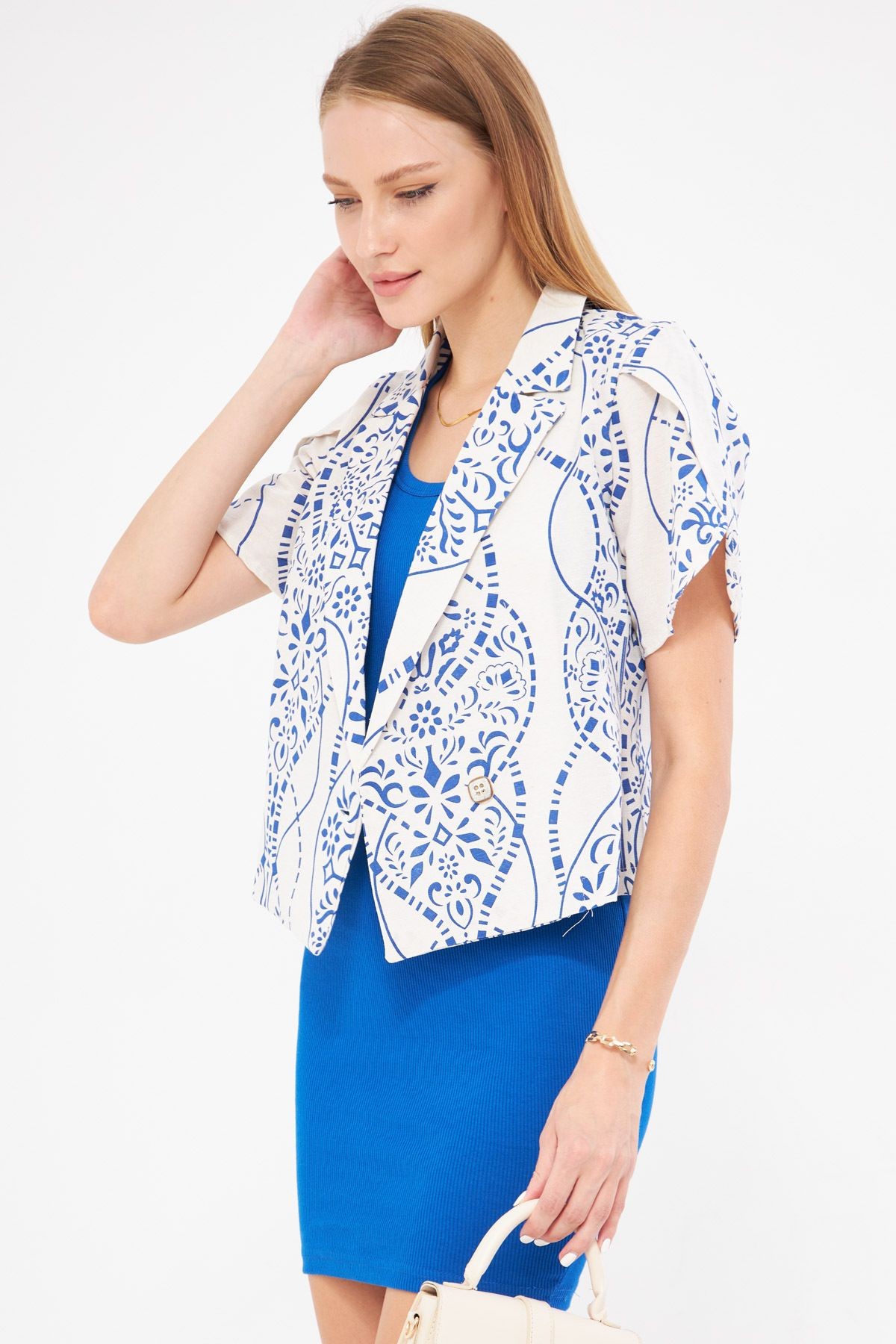 Kadın Saks-Ekru Keten Görünümlü Desenli Kolu Yırtmaçlı Crop Kısa Kol Ceket ARM-24Y001095
