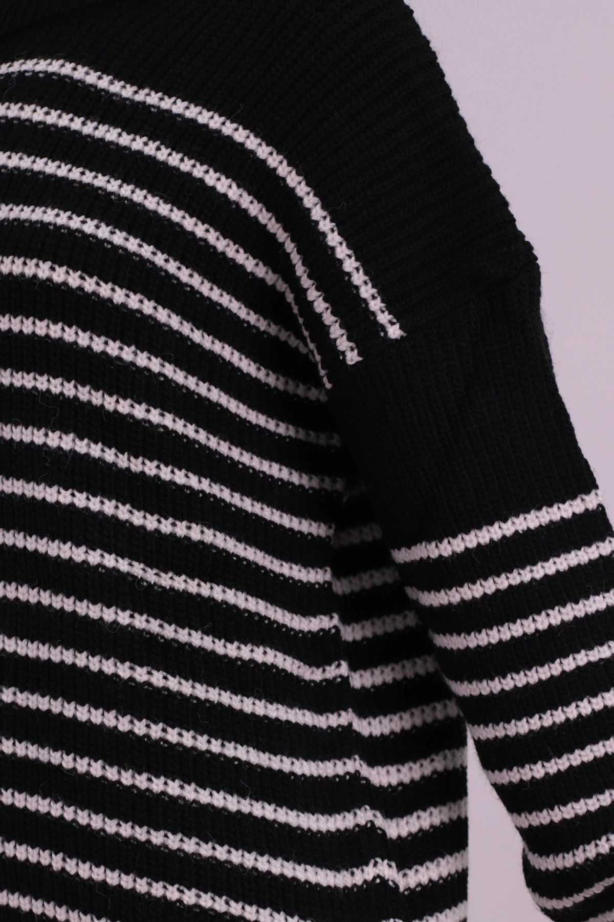 Kadın Siyah Balıkçı Yaka Etek Ucu Yırtmaçlı Triko Kazak ARM-26K136047