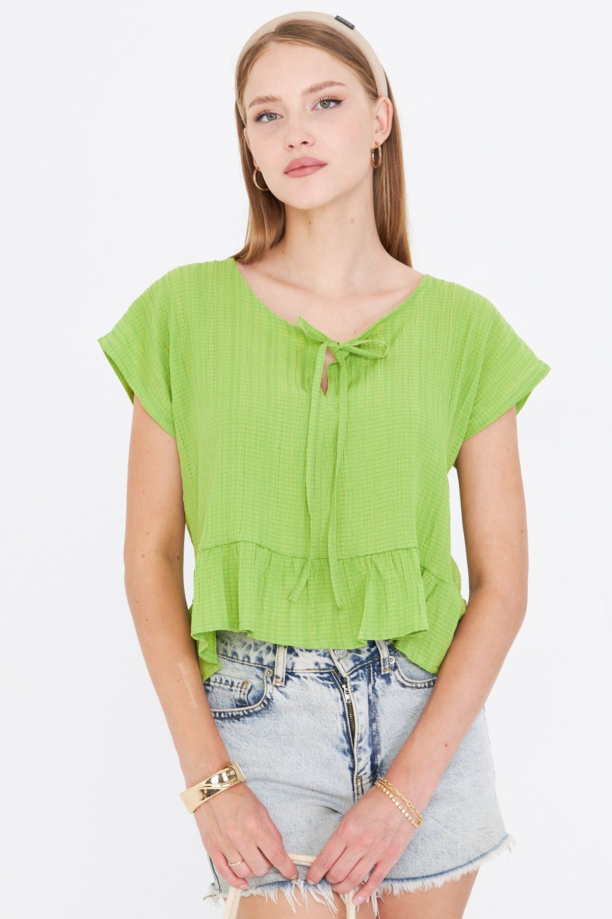 Kadın Fıstık Yeşili Yarasa Kol Yakası Bağlamalı Eteği Fırfırlı Oversize Crop Bluz ARM-24Y001088