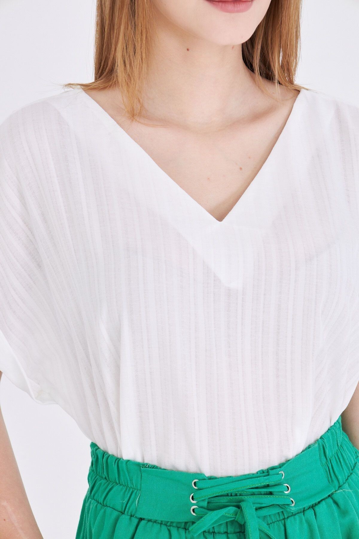 Kadın Beyaz V Yaka Yanları Yırtmaçlı Arkası Uzun Duble Kol Detaylı Oversize Bluz ARM-24Y001074