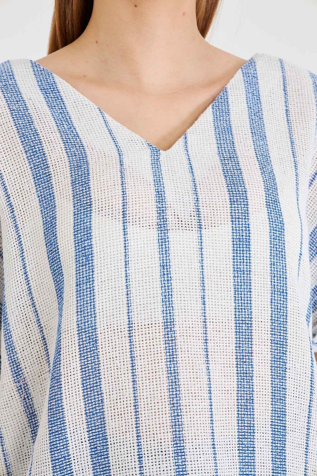 Kadın Saks V Yaka Yanları Yırtmaçlı Arkası Uzun Duble Kol Detaylı Oversize Bluz ARM-25Y001056