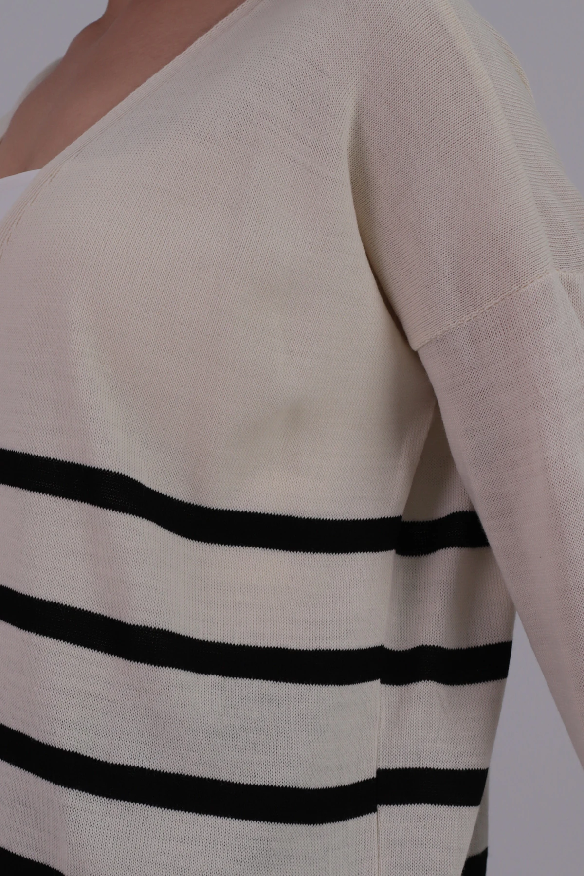 Kadın Krem V Yaka Çizgili Önü Kısa Arkası Uzun Kazak ARM-20K012008