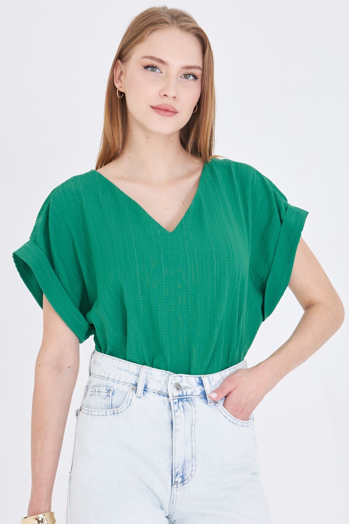 Kadın Koyu Yeşil V Yaka Yanları Yırtmaçlı Arkası Uzun Duble Kol Detaylı Oversize Bluz ARM-24Y001074