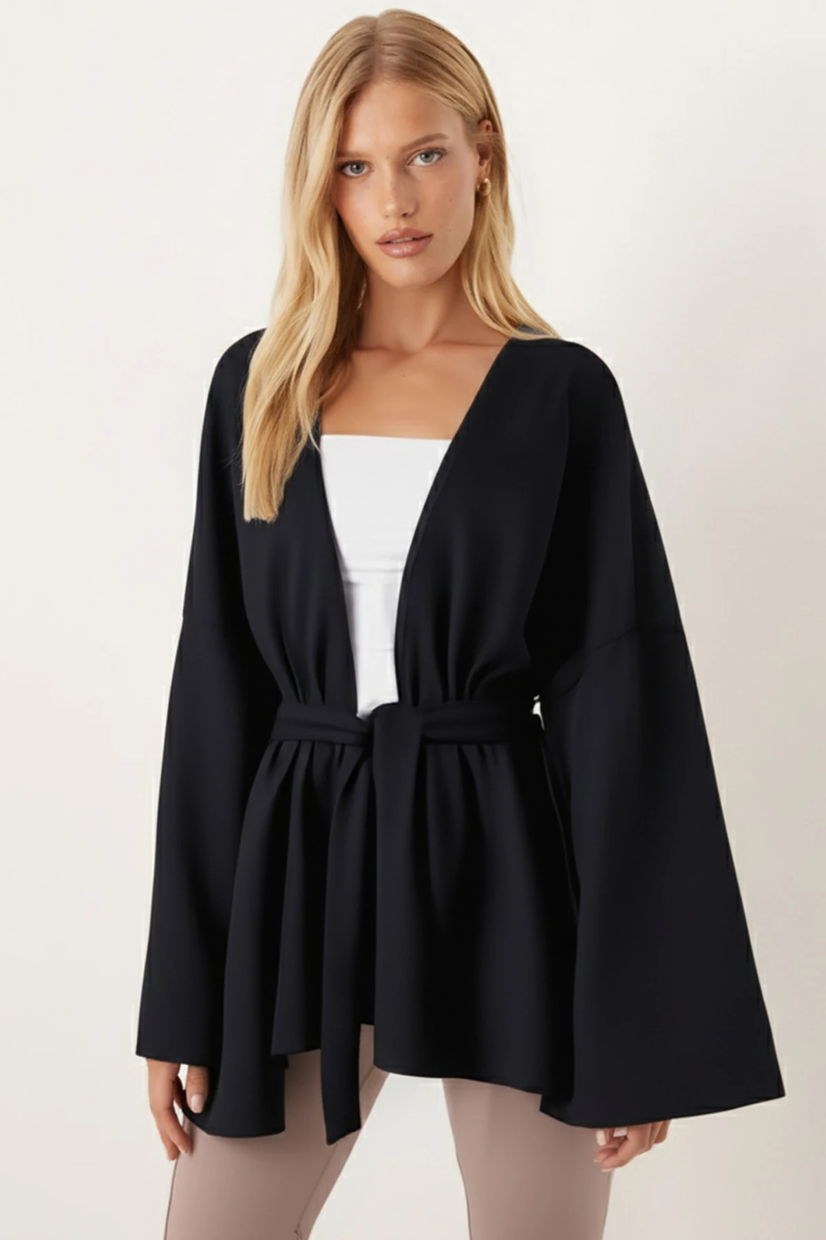 Kadın Siyah V Yaka Kuşaklı Kaşe Kimono ARM-26K001049