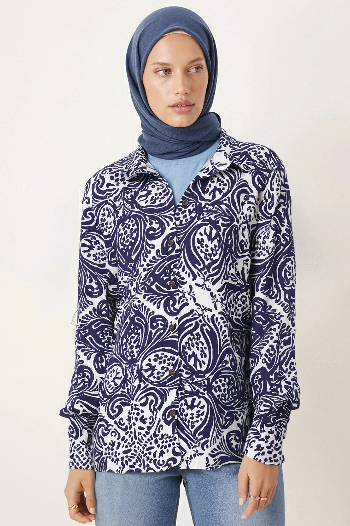 Kadın Lacivert-Beyaz Desenli Uzun Kollu Tesettür Gömlek ARM-26K001070