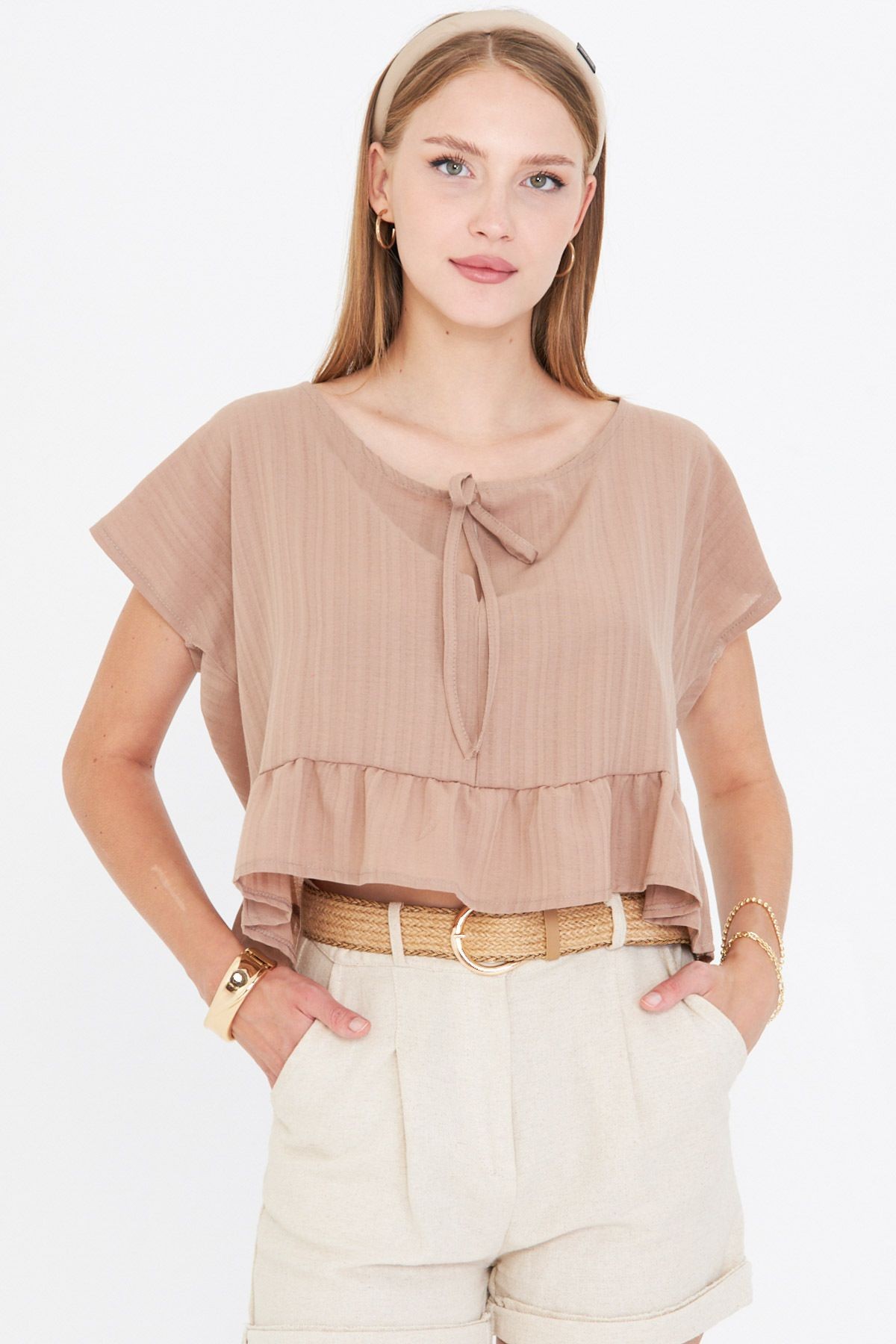 Kadın Açık Vizon Yarasa Kol Yakası Bağlamalı Eteği Fırfırlı Oversize Crop Bluz ARM-24Y001088