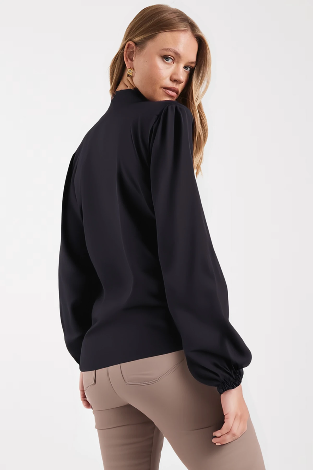 Kadın Düz Siyah Yakası Bağlamalı Kolu Lastikli Bluz ARM-25K001096