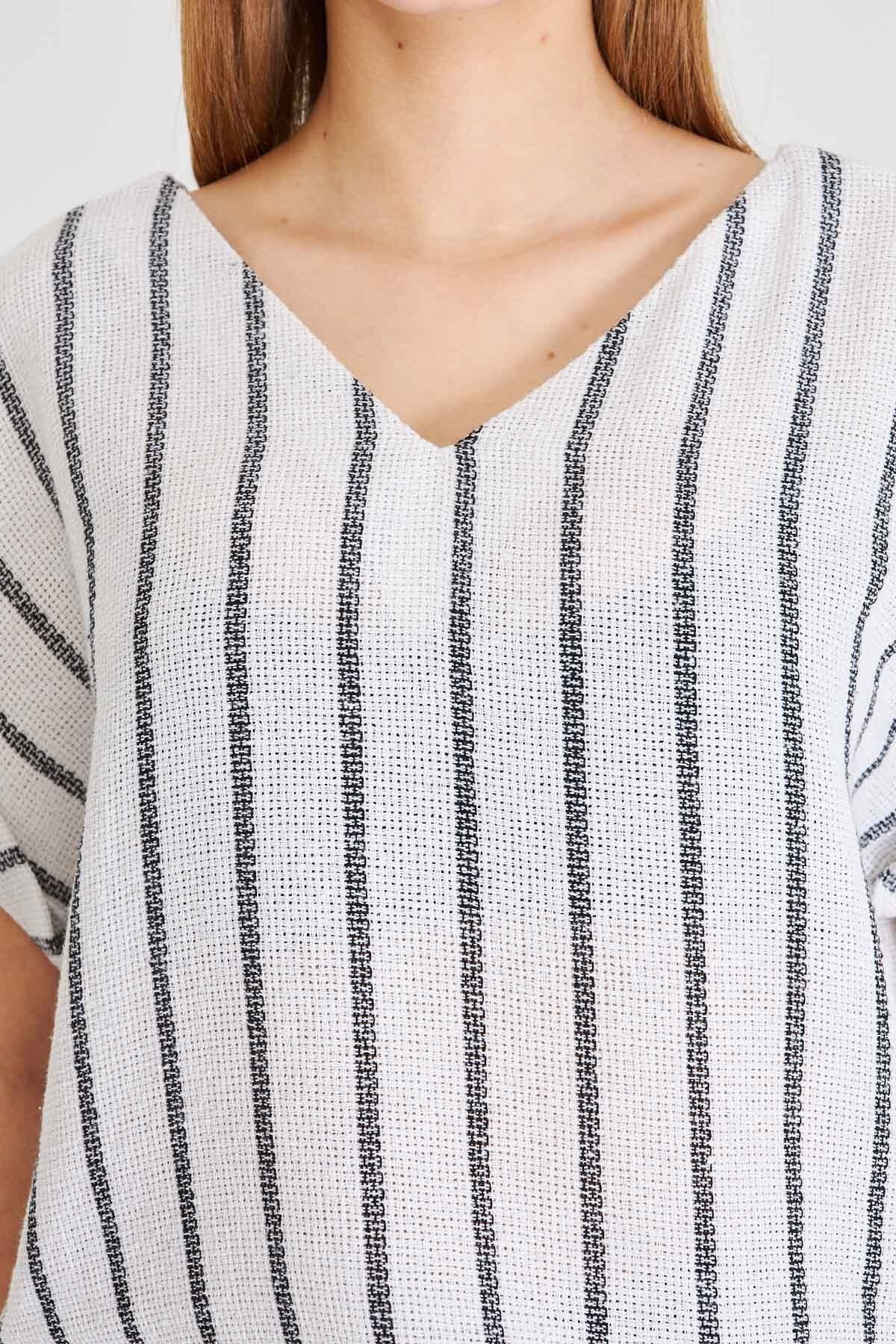 Kadın Siyah V Yaka Yanları Yırtmaçlı Arkası Uzun Duble Kol Detaylı Oversize Bluz ARM-25Y001056