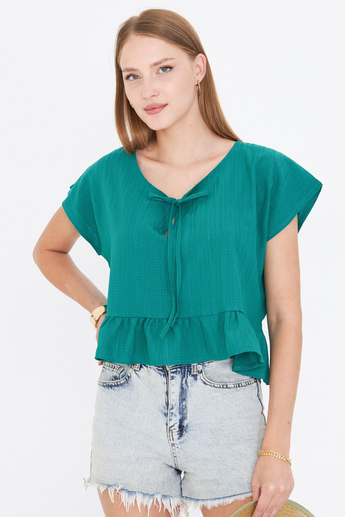 Kadın Koyu Yeşil Yarasa Kol Yakası Bağlamalı Eteği Fırfırlı Oversize Crop Bluz ARM-24Y001088
