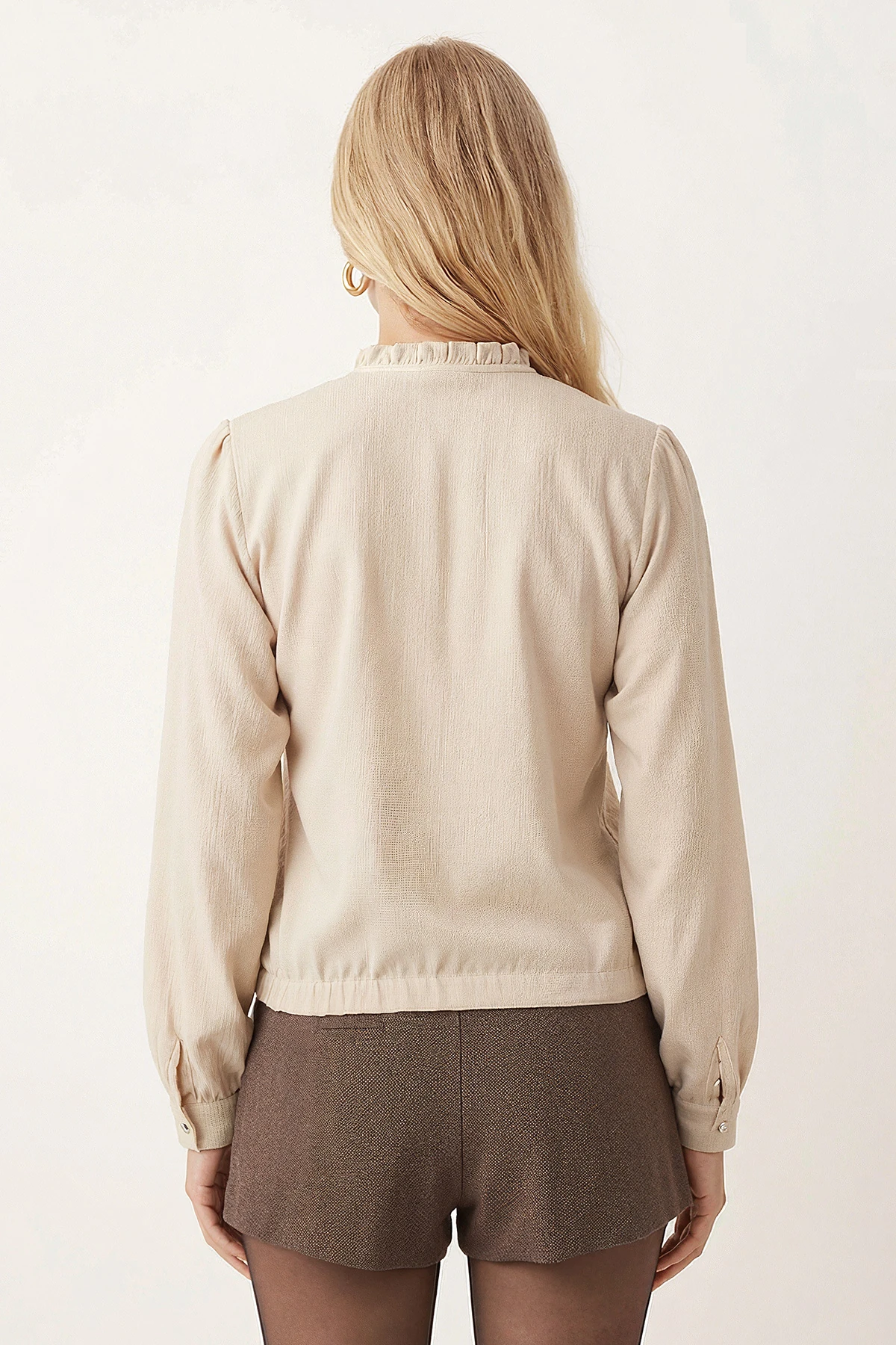 Kadın Ekru V Yaka Yakası Pile Detaylı Beli Lastikli Manşetli Bluz ARM-26K001020