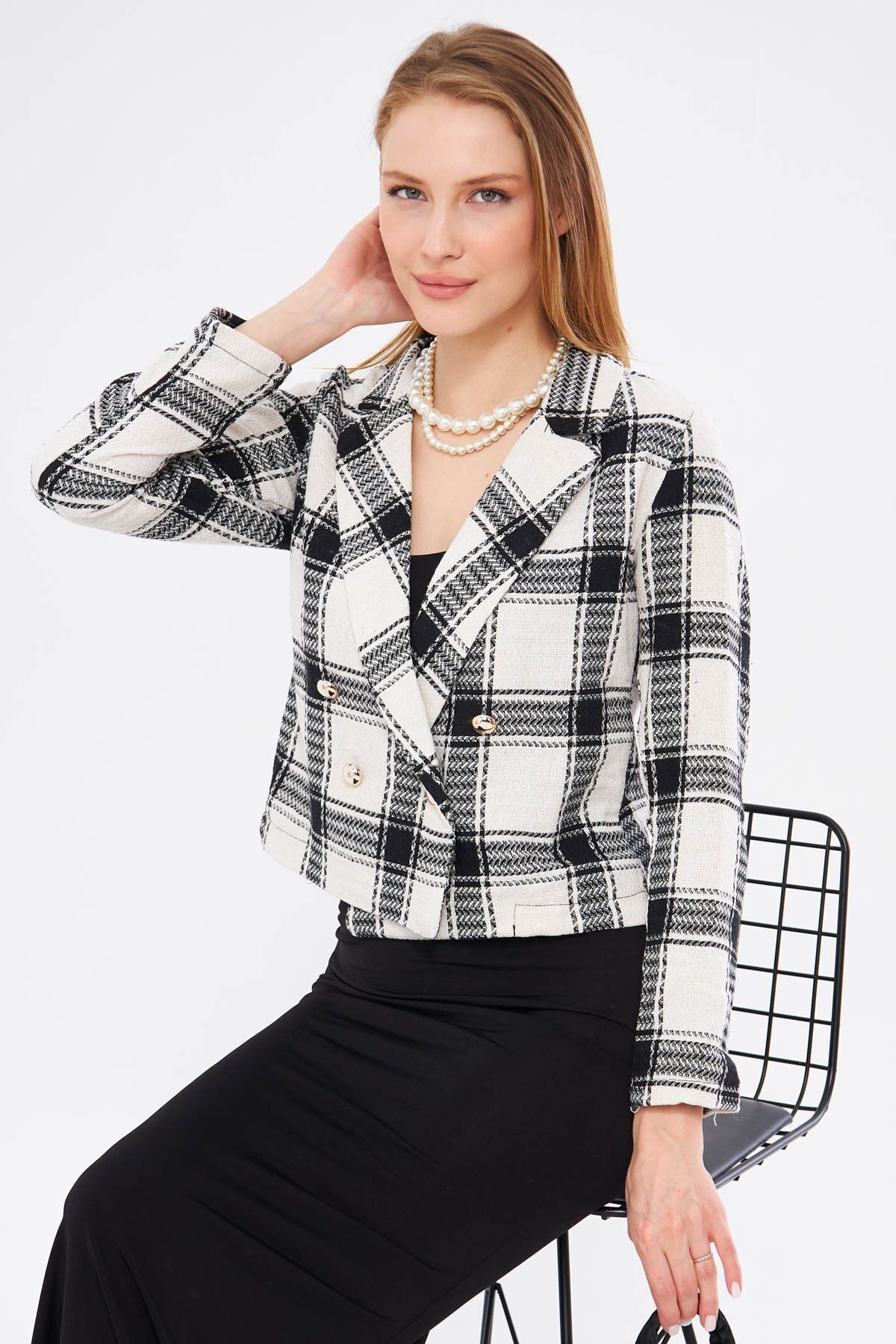 Kadın Ekru Kruvaze Yaka Tüvit Crop Ceket ARM-24K001014