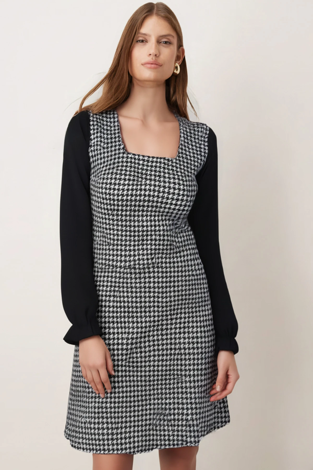 Kadın Beyaz-Siyah Ekoseli Kare Yaka Uzun Kol Elbise ARM-22Y001182