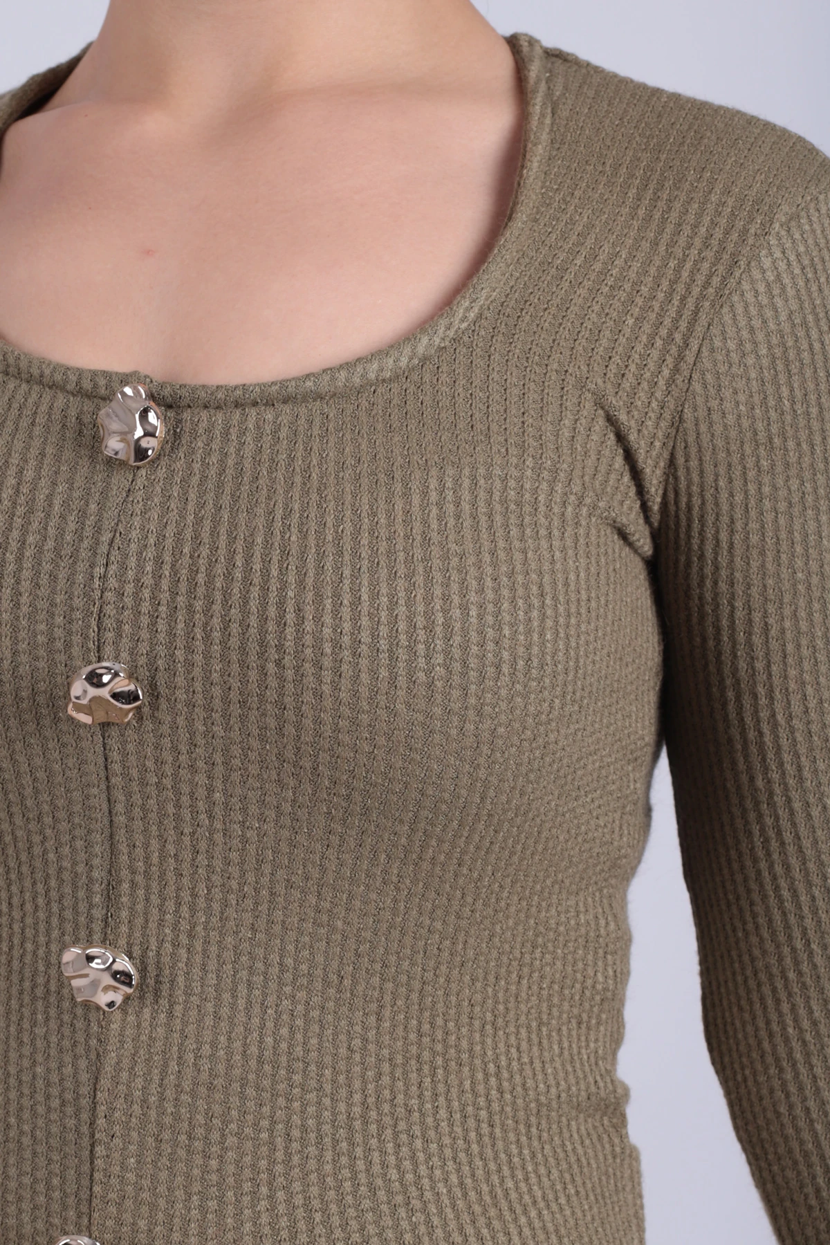 Kadın Haki U Yaka Düğme Detaylı Önden Yırtmaçlı Yumuşak Dokulu Bluz ARM-26K001038