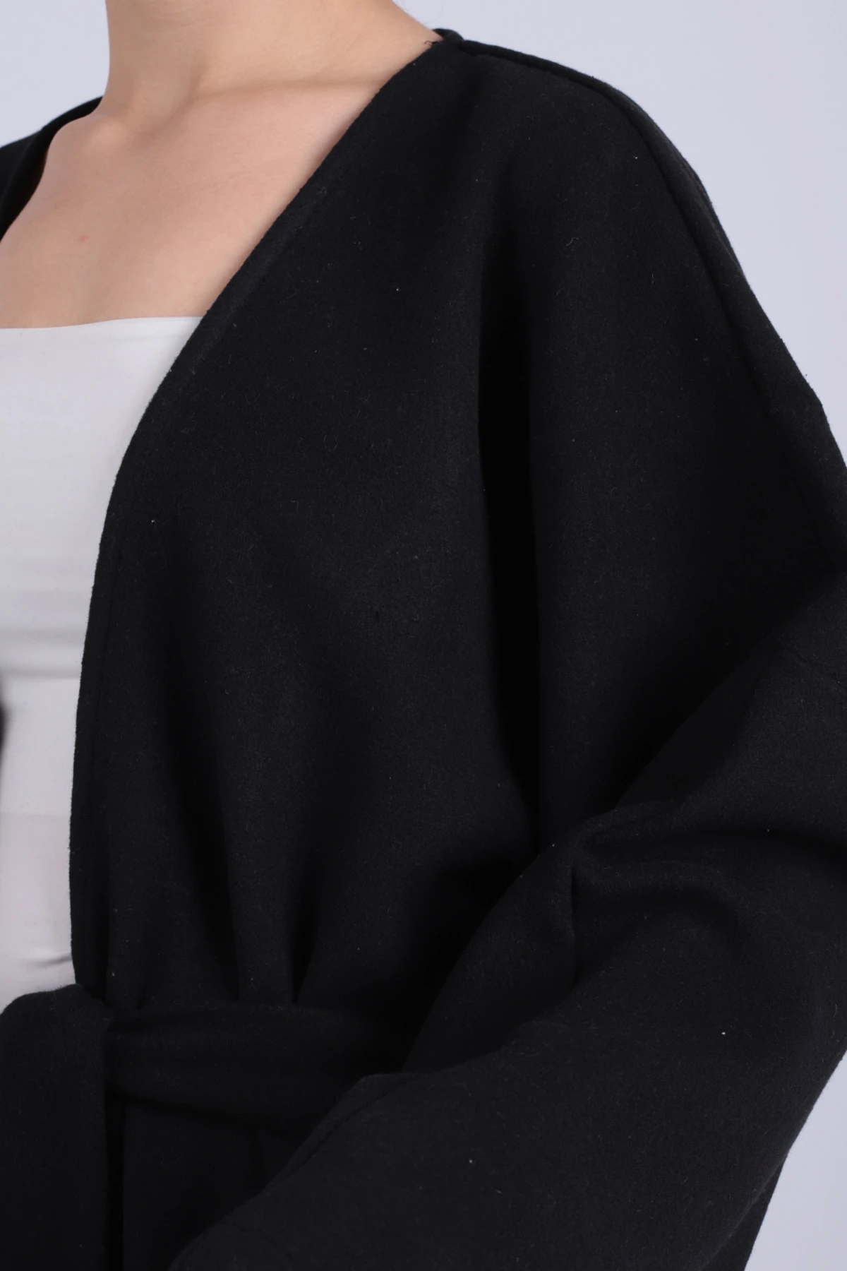 Kadın Siyah V Yaka Kuşaklı Kaşe Kimono ARM-26K001049