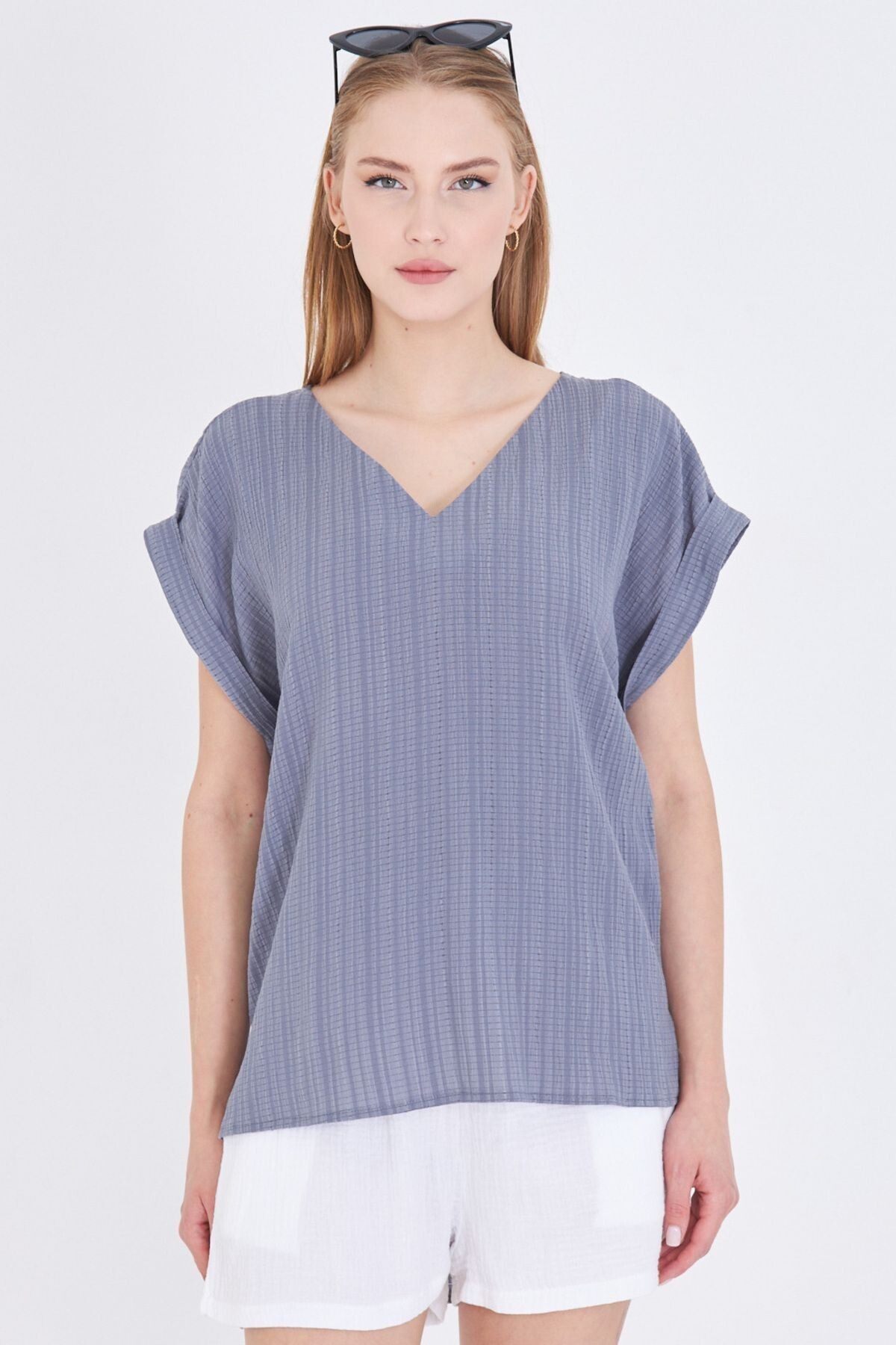 Kadın Gri V Yaka Yanları Yırtmaçlı Arkası Uzun Duble Kol Detaylı Oversize Bluz ARM-24Y001074