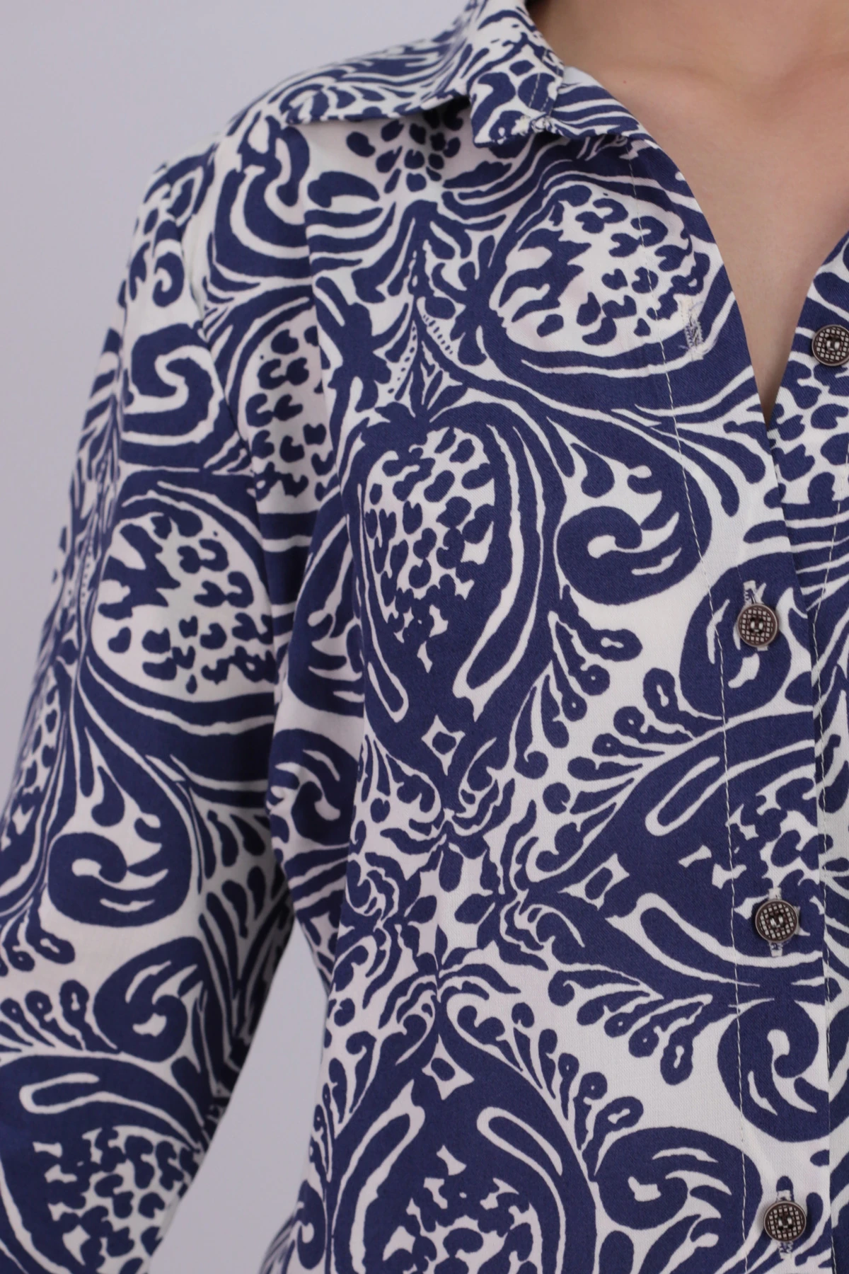 Kadın Lacivert-Beyaz Desenli Uzun Kollu Tesettür Gömlek ARM-26K001070