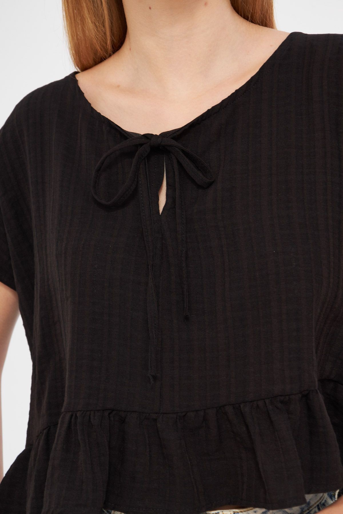 Kadın Siyah Yarasa Kol Yakası Bağlamalı Eteği Fırfırlı Oversize Crop Bluz ARM-24Y001088