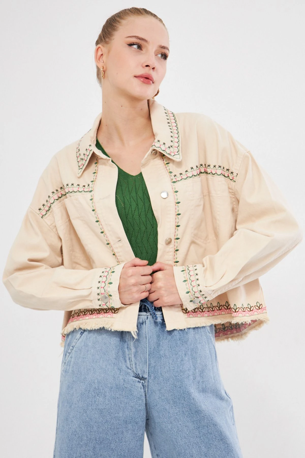 Kadın Bej Nakış Detaylı Cepli Etek Ucu Püsküllü Gömlek Ceket ARM-25K025005