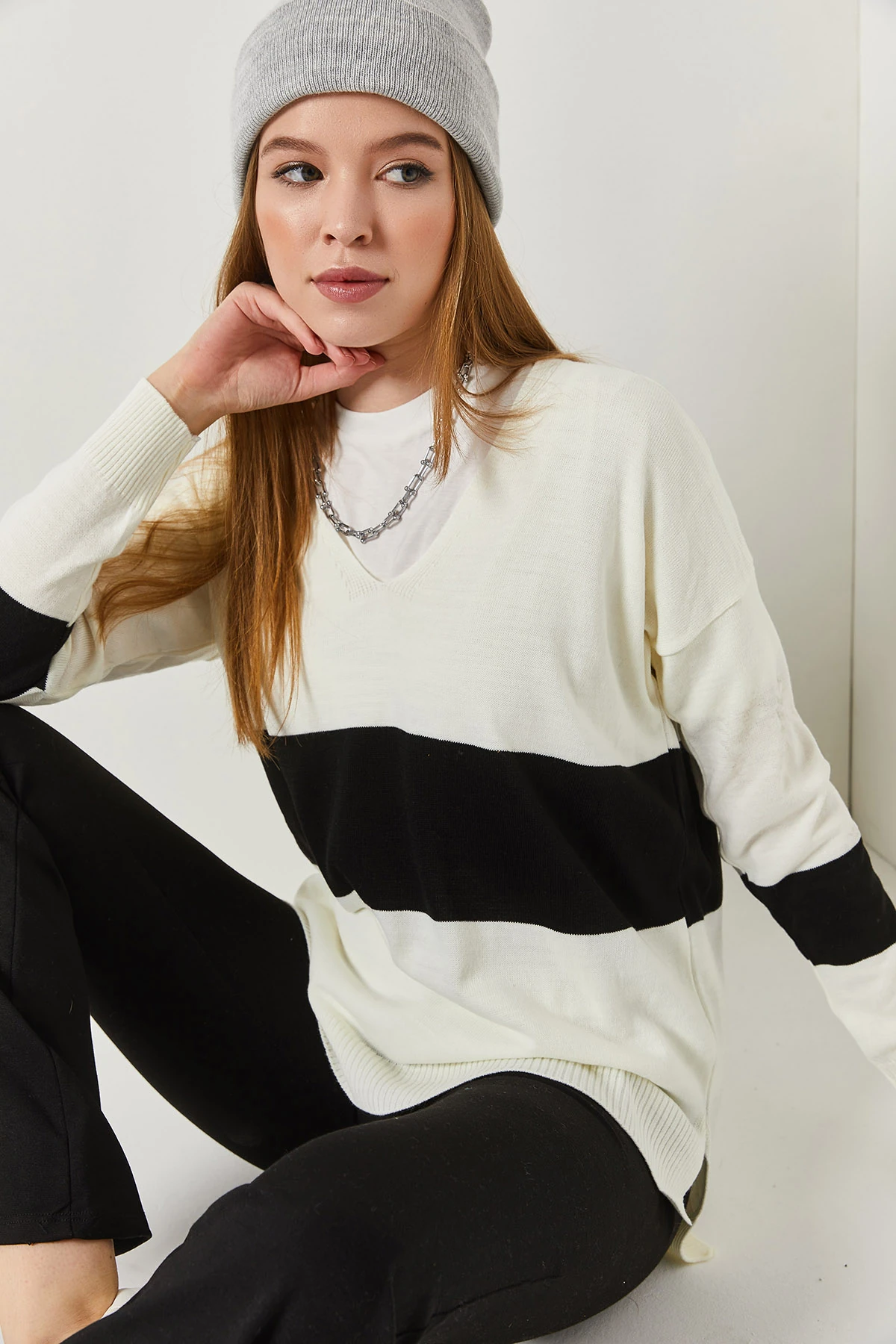 Kadın Ekru V Yaka İki Renkli Önü Kısa Arkası Uzun Triko Kazak ARM-25K012014