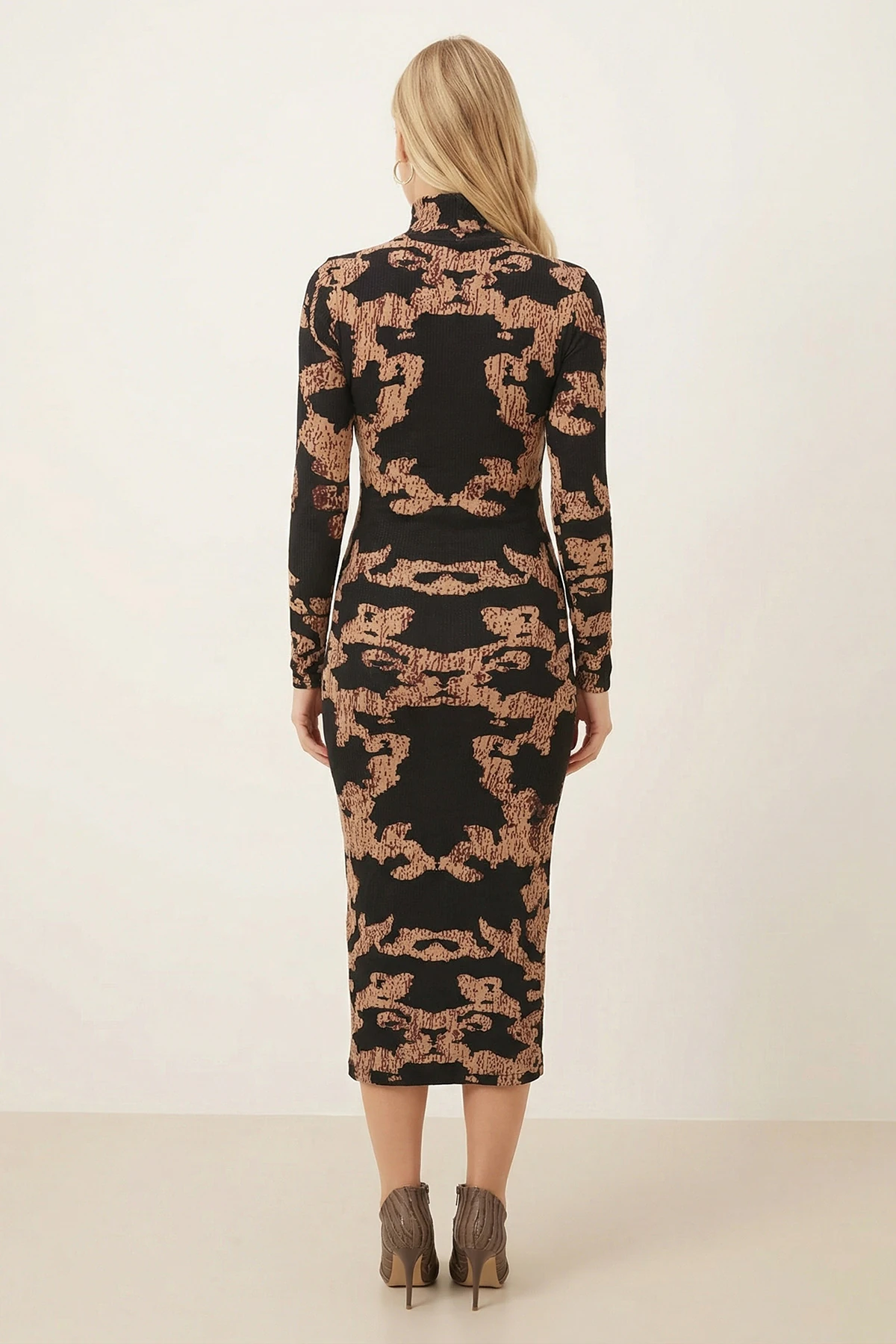 Kadın Siyah-Bej Balıkçı Yaka Önden Yırtmaçlı Midi Boy Elbise ARM-26K001064