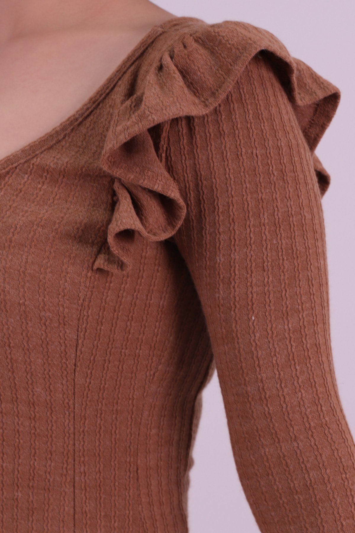 Kadın Açık Kahve V Yaka Fırfır Detaylı Yumuşak Dokulu Bluz ARM-26K001045