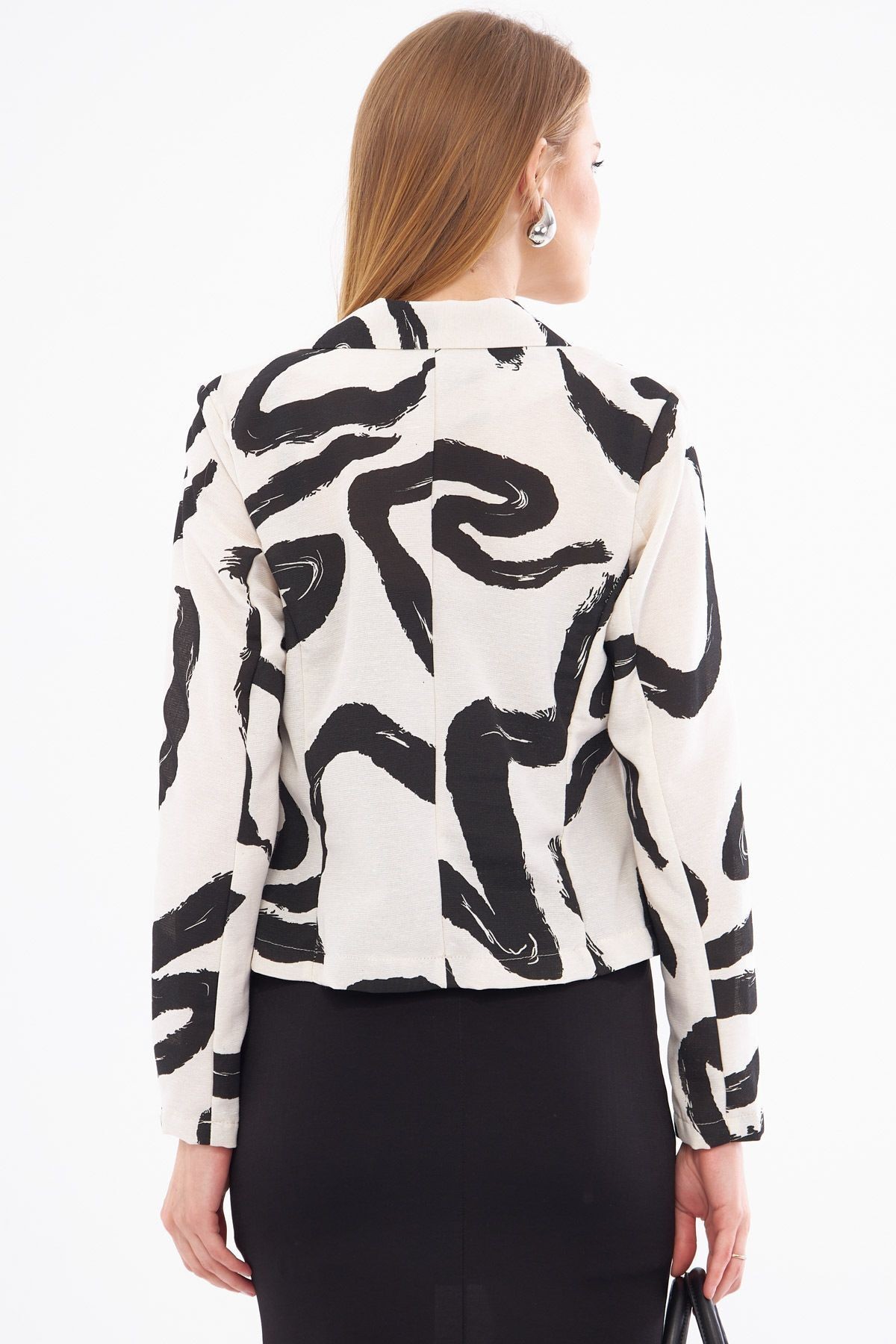 Kadın Siyah Kruvaze Yaka Desenli Crop Ceket ARM-24Y001058