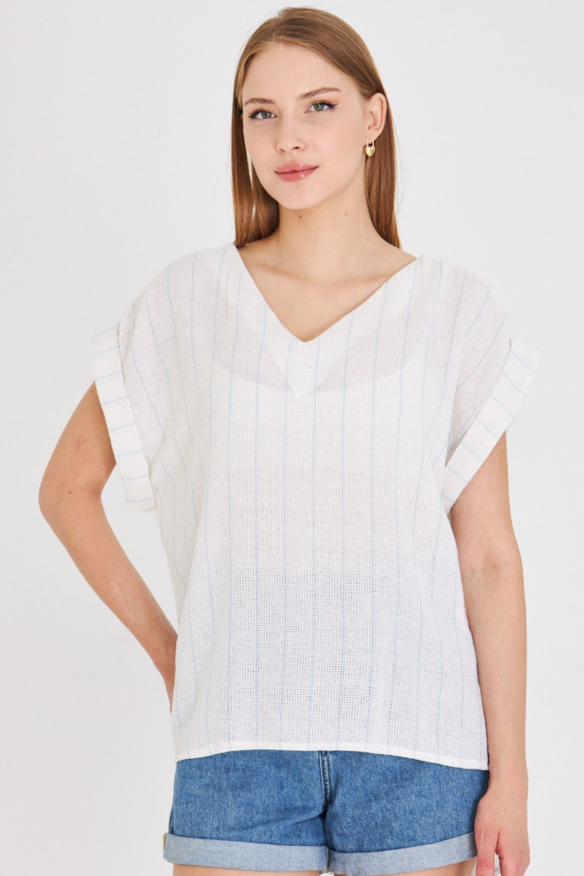 Kadın Bebe Mavi V Yaka Yanları Yırtmaçlı Arkası Uzun Duble Kol Detaylı Oversize Bluz ARM-25Y001056